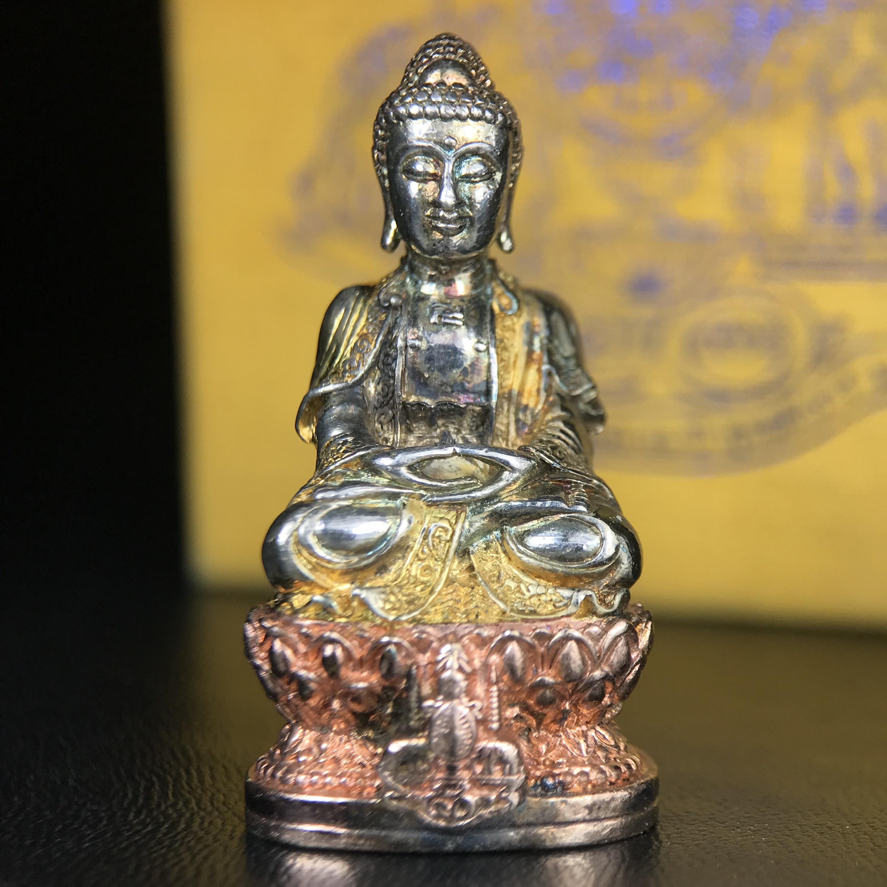 พระกริ่งจีน "ต้าเยิ่นถะ" ชุดกาญจนาภิเษกครองราชย์ 50 ปี วัดบวรนิเวศวิหาร ปี 2538 เนื้อเงินสามกษัตริย์ 99.99% สูง 3.8 ซม. (สภาพผิวสวยเดิมติดรุ้งๆ พิธีใหญ่ พุทธศิลป์งดงาม) สภาพสวยเดิมพร้อมกล่องบรรจุเดิม ***ตอกโค๊ดหมายเลข ๖๒๖๒***