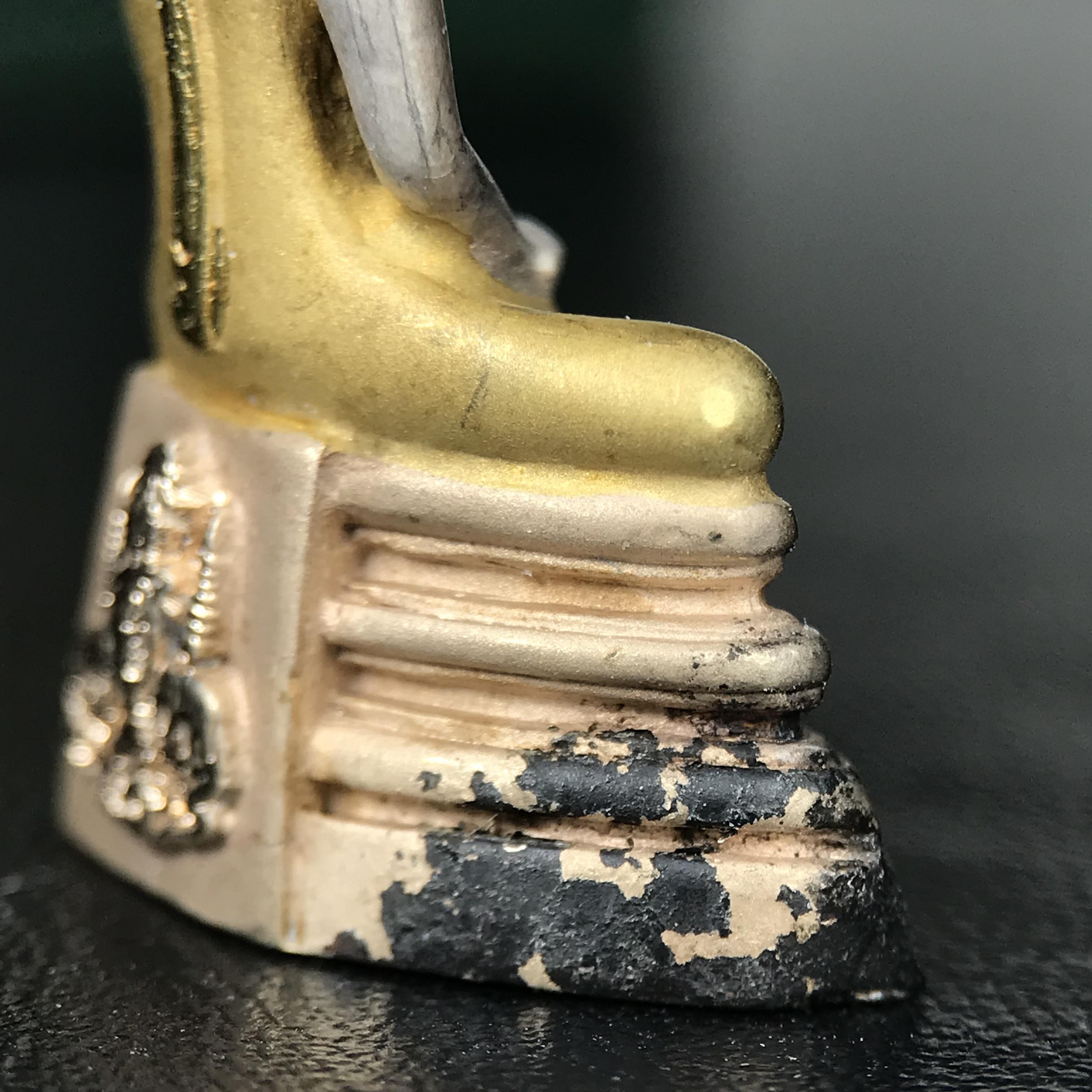 พระพุทธโสธร ภปร. รุ่นย้อนยุค สร้างพระอุโบสถ สมาคมชาวฉะเชิงเทรา จัดสร้าง ปี 2539 วโรกาสครองสิริราชสมบัติครบ 50 ปี เนื้อเงินชุบสามกษัตริย์ทรายนวลขัดเงาบางส่วน(สภาพผิวเดิม เก่าเก็บ) พร้อมกล่องบรรจุและใบรับรองเดิมครบ