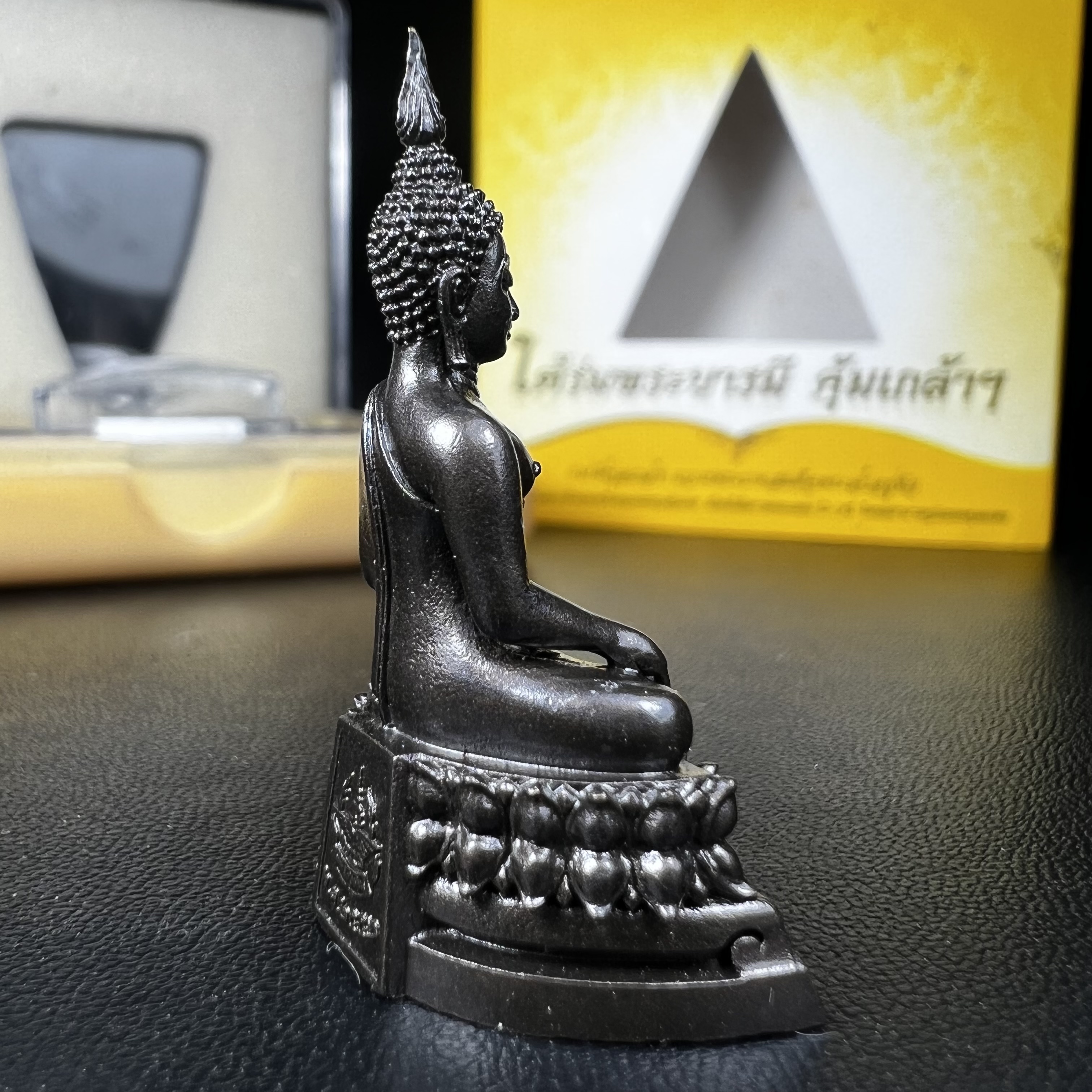 พระพุทธรูปคุ้มเกล้าฯ ภปร.(ใต้ร่มพระบารมี คุ้มเกล้า) 60ปี รพ.ภูมิพลฯ พ.ศ.2552 เนื้อนวโลหะ รมดำ(พิมพ์ใหญ่ขนาด 35.5*24 มม.)