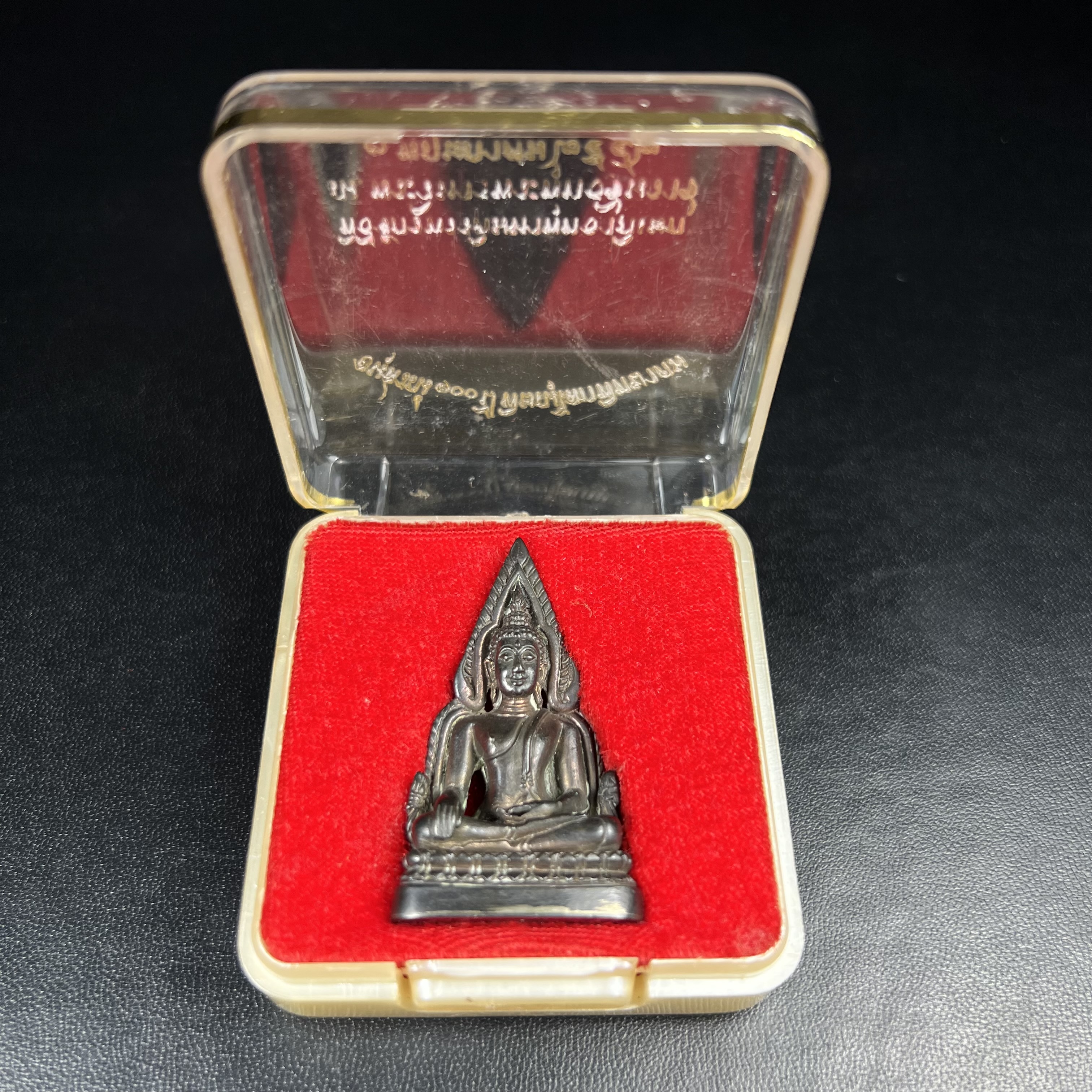 พระพุทธชินราชอินโดจีนมหาจักรพรรดิ อนุสรณ์ 100 ปี พิษณุโลกพิทยาคม (โรงเรียนชาย) พิธีจักรพรรดิมหาพุทธาภิเษก ปี 2542 เนื้อนวโลหะ(เต็มสูตรแก่ทองคำ) พิธีใหญ่มวลสารดีเกจิอาจารย์ยอดนิยมร่วมปลุกเสก*** ตอกโค้ดและหมายเลข*** 1 ใน 999 องค์ ยอดนิยมหายาก