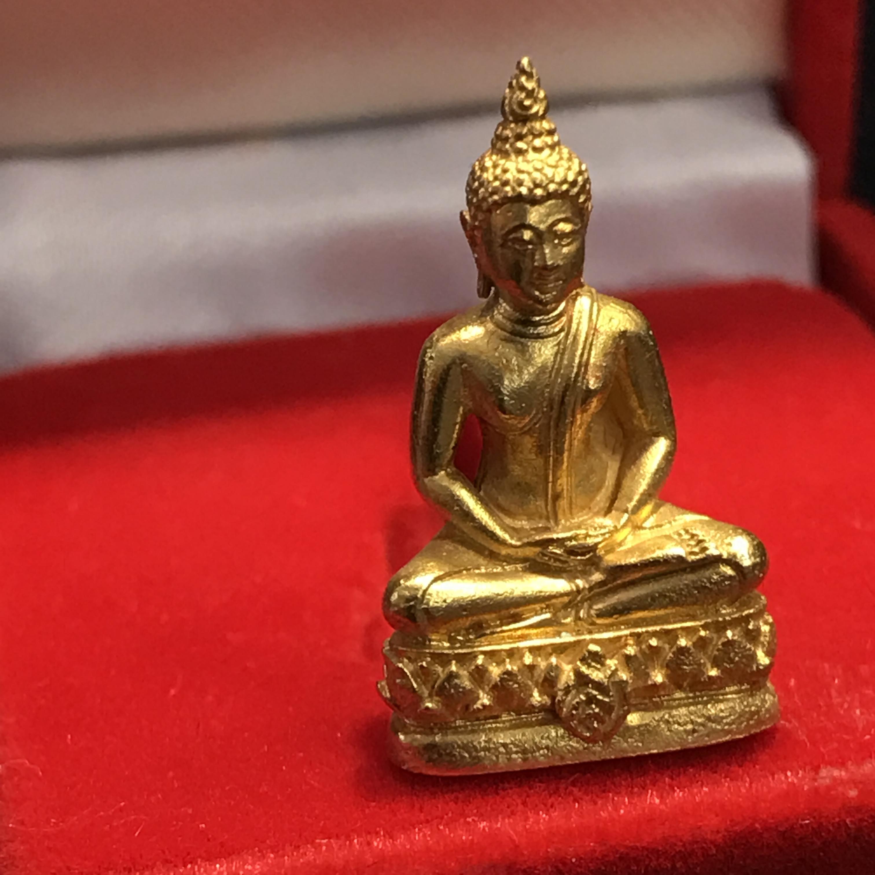 พระเครื่องปางสมาธิ เนื้อทองคำ 90 พรรษาสมเด็จย่า ปี 2533 (ในหลวงรัชกาลที่9เสด็จในพิธี)