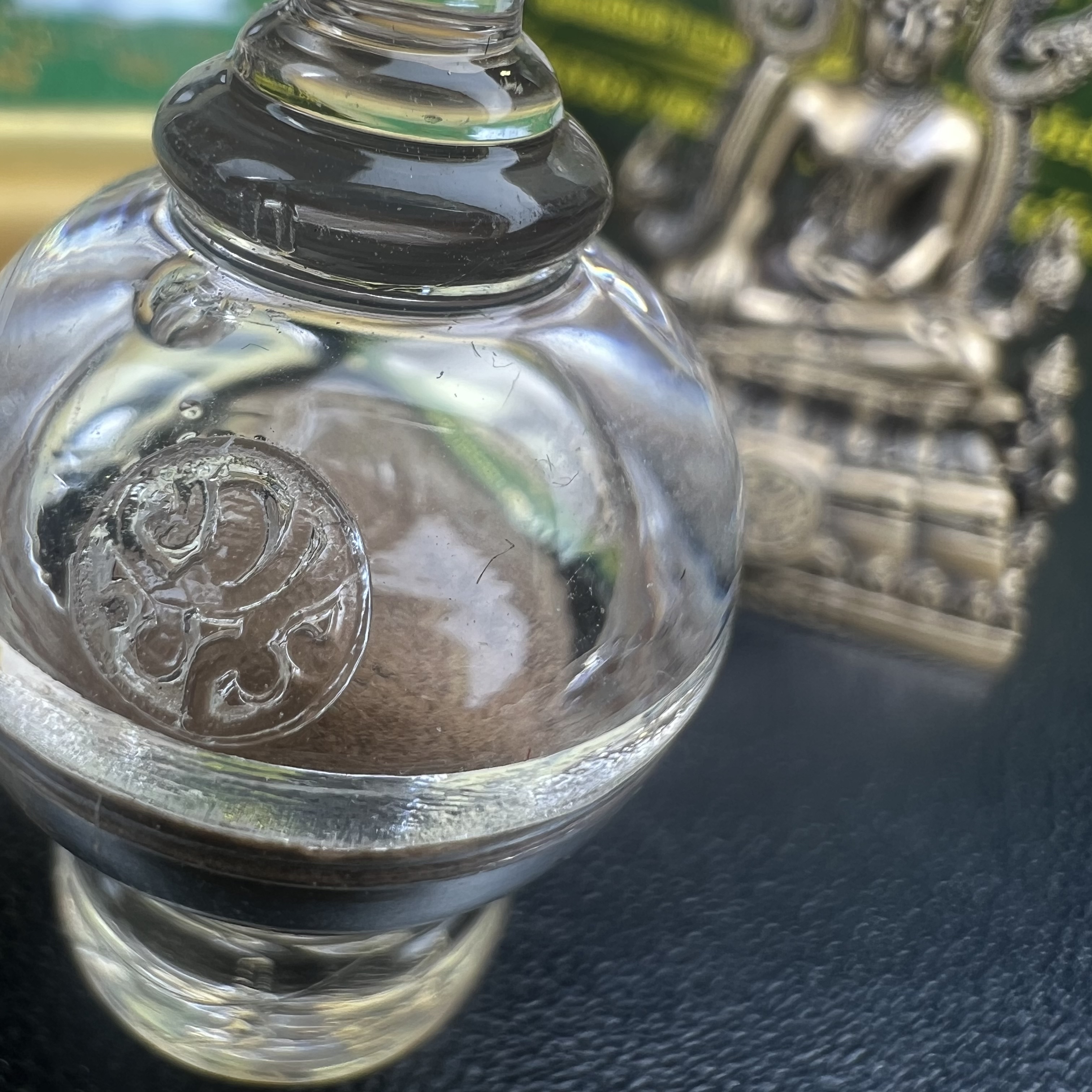 พระพุทธชินราช(จำลอง) ภปร. 84 พรรษา ปี 2554 เนื้อบรอนซ์รมดำซาติน พิมพ์กลางขนาดหน้าตัก 1/2 นิ้ว(พระราชทานมวลสาร จิตรลดาและเส้นพระเจ้า(เส้นผม)รัชกาลที่9)พุทธศิลป์ทรงคุณค่าอีกหนึ่งรุ่นยอดนิยม