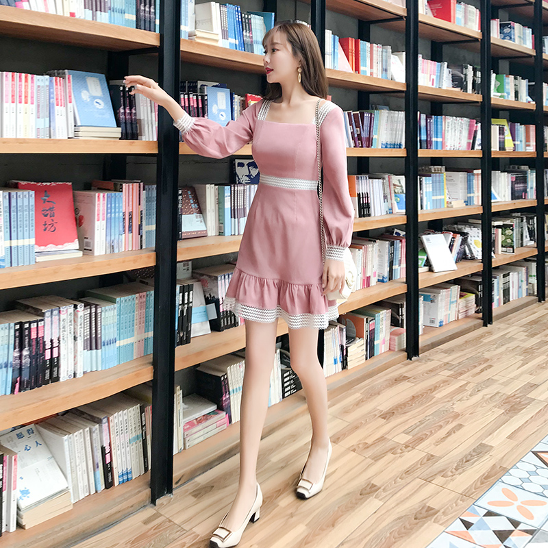 ชุดเดรสสั้นผ้าลูกฟูกสีชมพูกะปิ คอเหลี่ยม แขนยาว กระโปรงทรงเอแคบต่อระบาย สวยทันสมัย