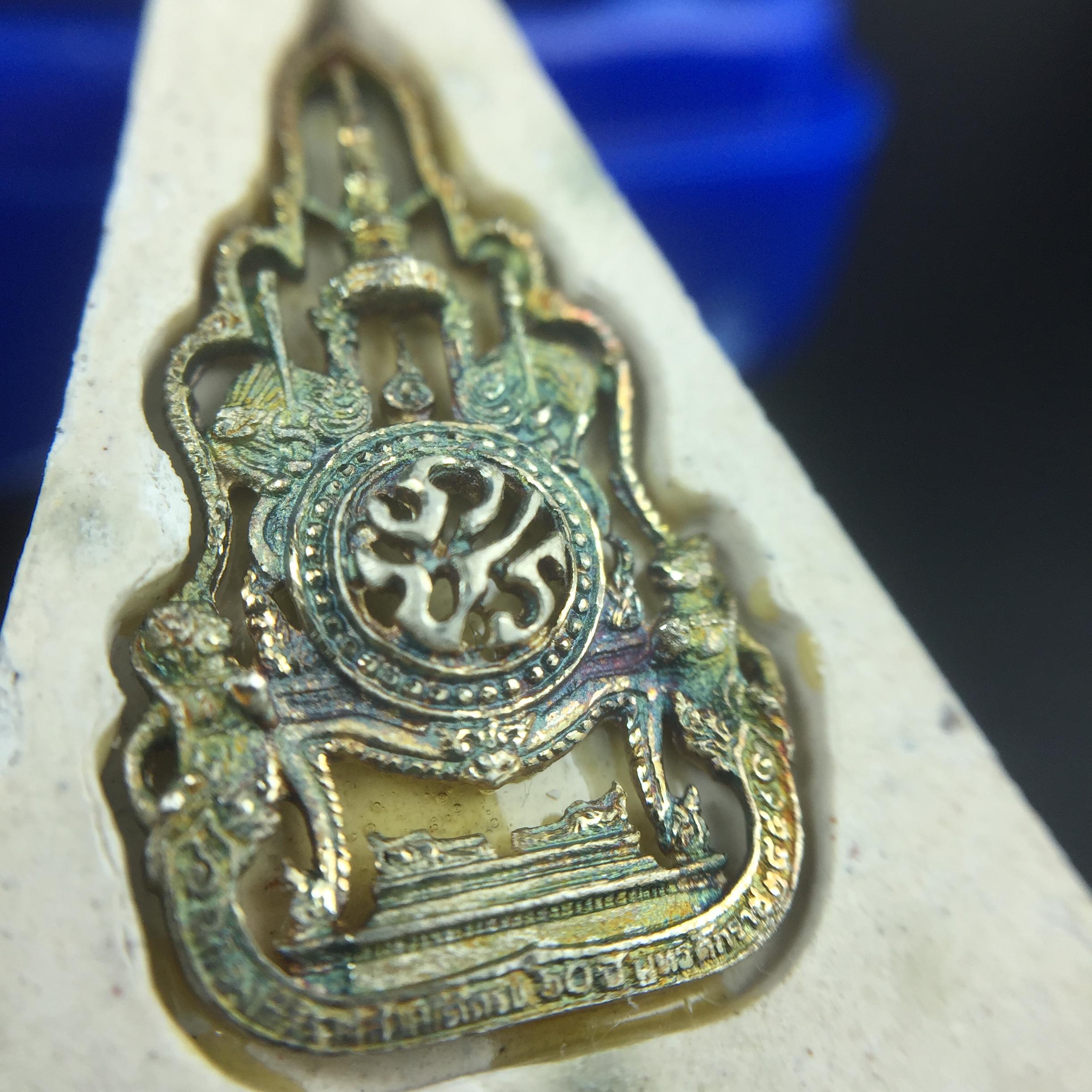 พระแก้วมรกต(จำลอง)ทรงเครื่องฤดูร้อน พระผงบูชา ด้านหน้าปิดทอง ด้านหลังตราสัญลักษณ์ฉลองสิริราชสมบัติครบ 60ปี เนื้อเงินขึ้นสีรุ้งธรรมชาติสร้างสรรค์งดงาม(รุ่นนี้ได้พระราชทานเส้นพระเจ้า(เส้นผม)รัชกาลที่9ในการจัดสร้าง)