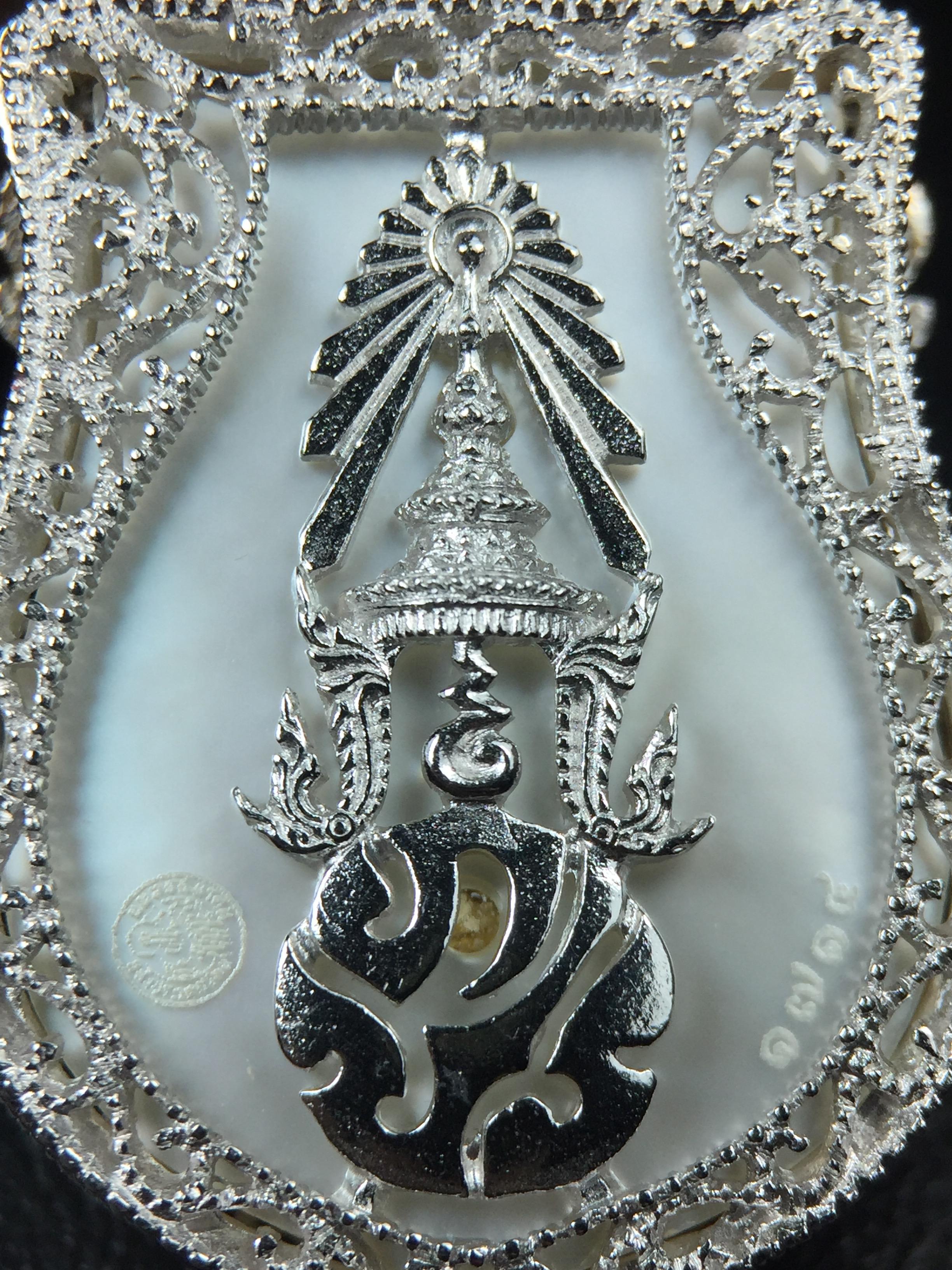 พระพุทธชินราช ภปร. โครงการ "เพราะแผ่นดินนี้ คือ แผ่นดินเกิด" ปี2548(รุ่นแรก) เหรียญทรงเสมา ขนาด 21 x 29 มม.เนื้อเงินสามกษัตริย์ องค์พระชุบสามกษัตริย์ ล้อมด้วยกรอบเงินชุบทองคำขาวสลักเสลาเป็นลวดลายละเอียดอ่อน ส่วนพื้นองค์พระเป็นเปลือกหอยมุขงดงาม