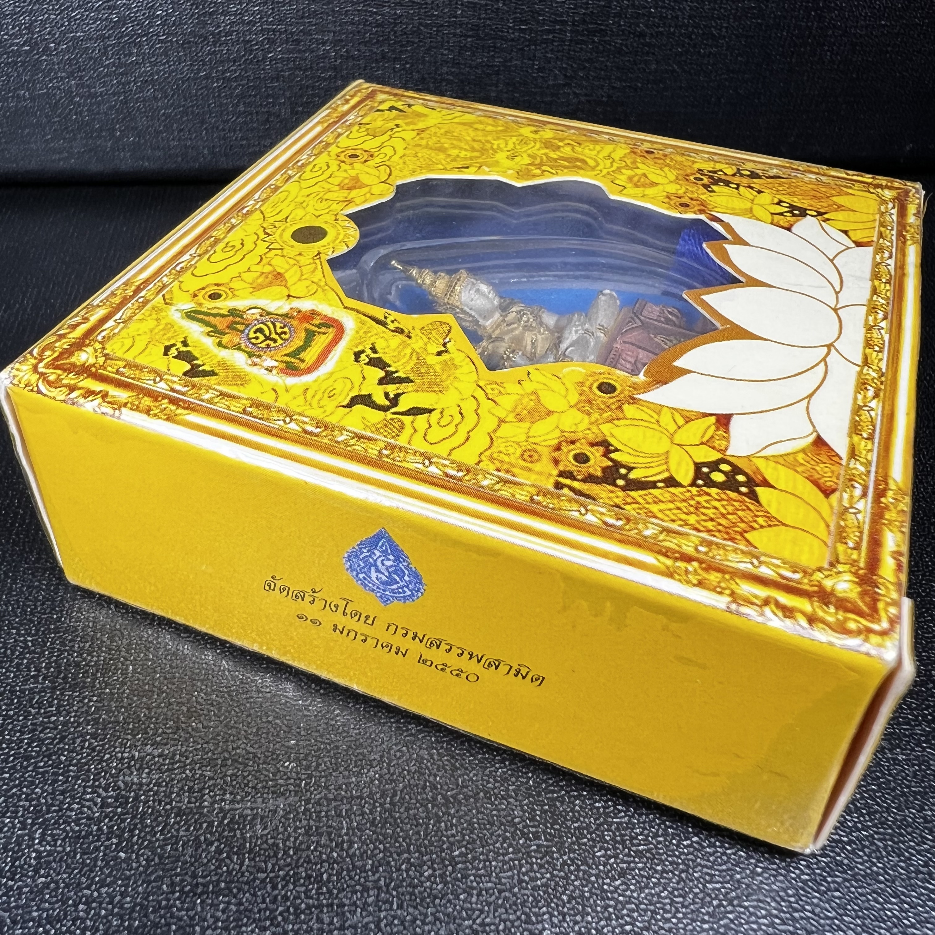 พระแก้วมรกต(จำลอง)ลอยองค์ ขนาดหน้าตัก 1/2 นิ้ว ทรงเครื่องฤดูร้อน เนื้อเงินสามกษัตริย์ ตราสัญลักษณ์ฉลองสิริราชสมบัติ ครบ 60 ปี พ.ศ.2549(สภาพสวย ครบ สมบูรณ์)