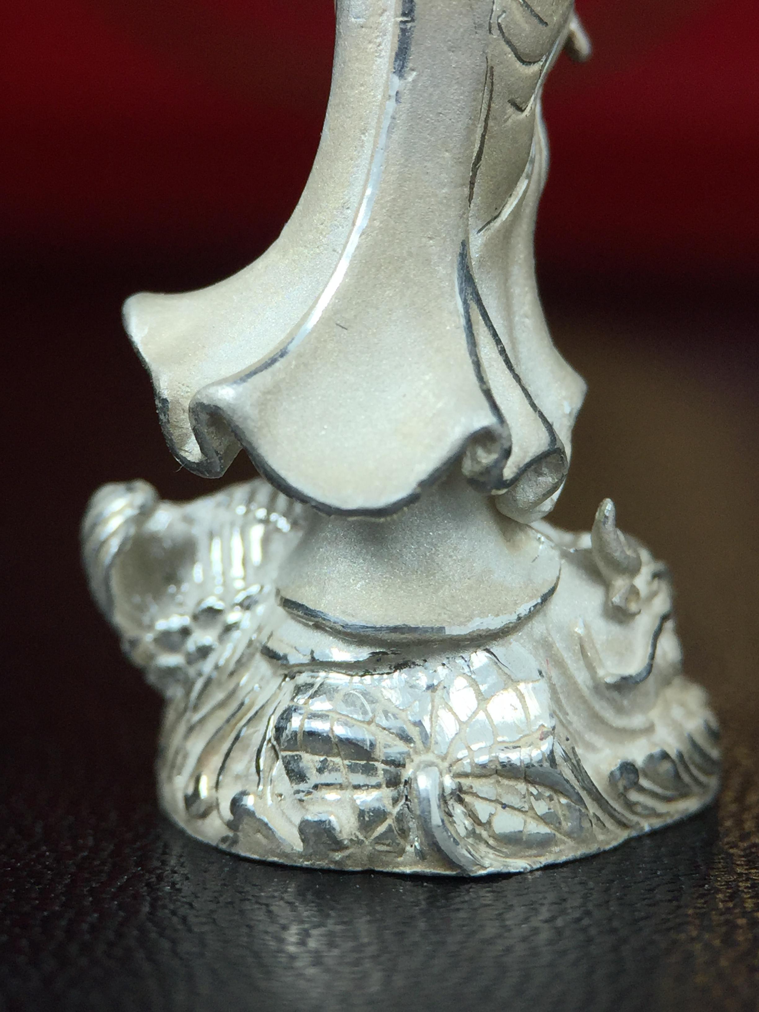 รูปหล่อลอยองค์ พระมหาโพธิสัตว์กวนอิม ทรงประทับมังกร เนื้อเงินพ่นทรายขัดเงาบางส่วน โครงการสร้าง พระศรีอริยะเมตตรัยมหาโพธิสัตว์ น้อมถวายพระบาทสมเด็จพระเจ้าอยู่หัว ทรงครองศิริราชสมบัติครบ 50 ปี มหาพุทธาภิเษก วันที่ 6 เมษายน 2540 วัดโพธิ์แมนคุณาราม กรุงเทพฯ