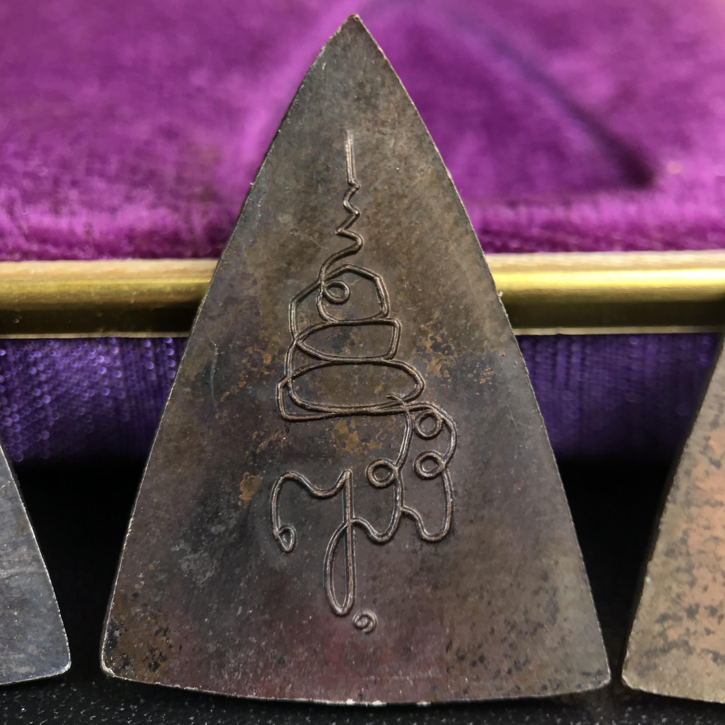 เหรียญสมเด็จนางพญาคุณากร หลัง ญสส. ปี 2532 ชุดเนื้อเงินและเนื้อนวโลหะ พิมพ์ใหญ่คู่พิมพ์เล็ก(ชุดพิเศษกรรมการ 1 ใน 500 ชุด) พิธีใหญ่ สภาพสวยผิวเดิมพร้อมกล่องบรรจุเดิมกำมะหยี่สีม่วงสัญลักษณ์ “สธ” สมเด็จพระเทพฯ ครบสมบูรณ์***ชุดแจกกรรมการพบเจอน้อย หายาก***