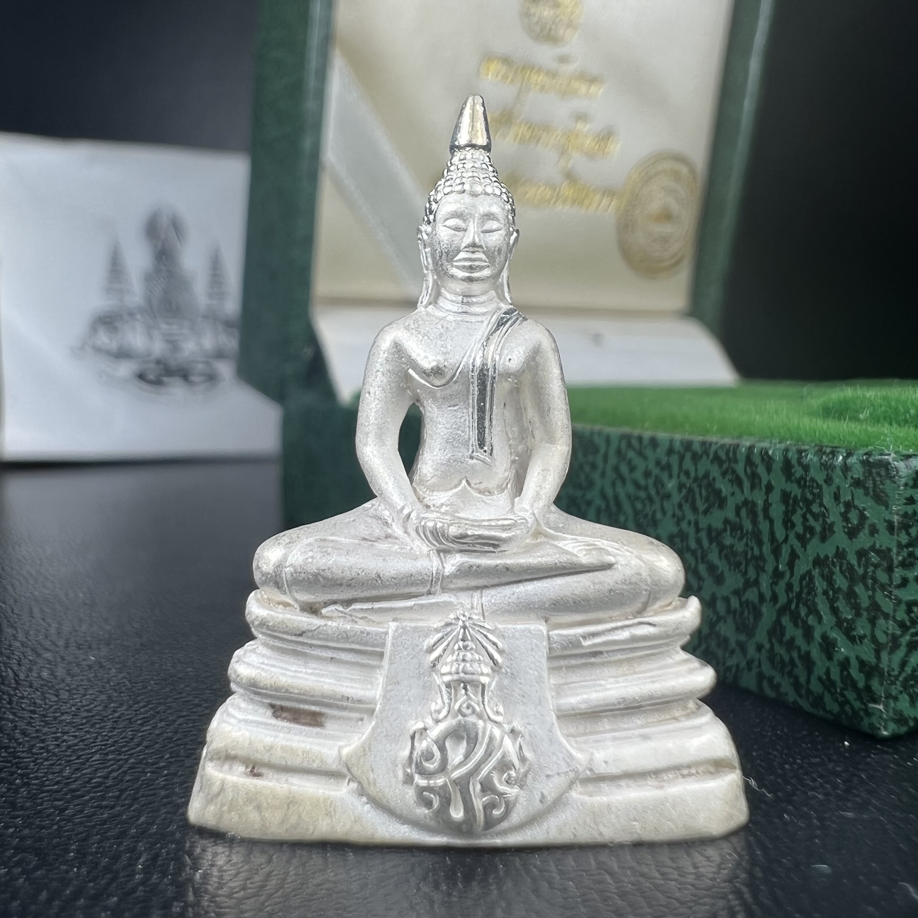 พระพุทธโสธร ภปร. รุ่นย้อนยุค สร้างพระอุโบสถ สมาคมชาวฉะเชิงเทรา จัดสร้าง ปี 2539 วโรกาสครองสิริราชสมบัติครบ 50 ปี เนื้อเงินทรายนวลขัดเงาบางส่วน(ผิวเดิม) พร้อมกล่องบรรจุและใบรับรองเดิม