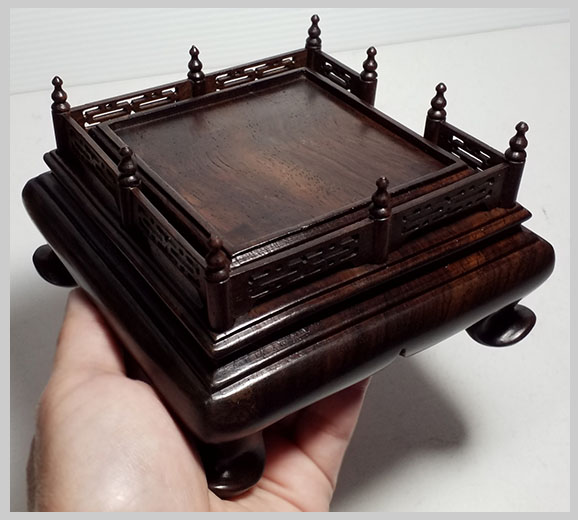 กี๋ ตั่งหรือฐานไม้ สี่เหลี่ยมมีซุ้มรั้ว หน้าท๊อป7.1cm ตัวละ