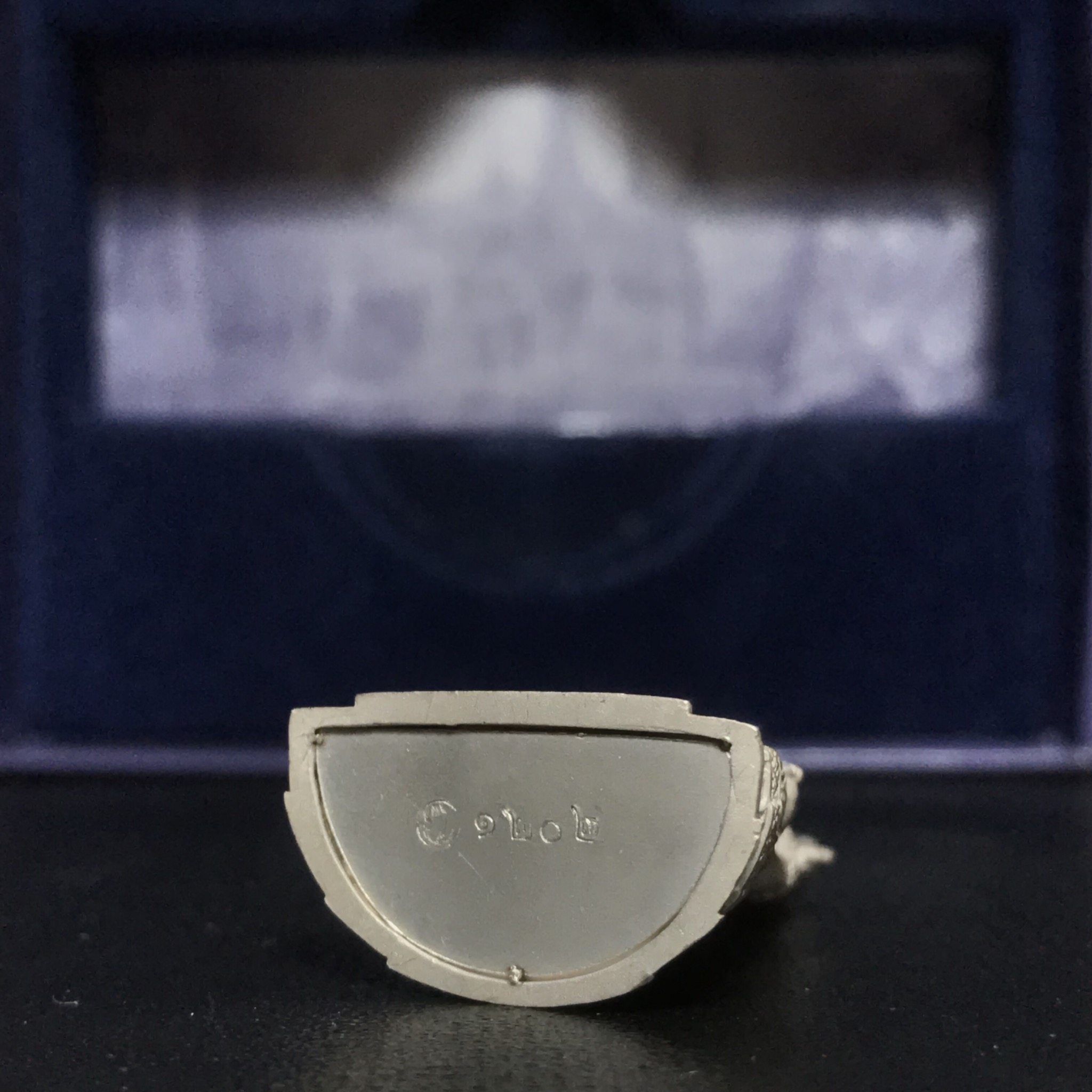 พระแก้วมรกต ภปร.หน้าตัก 1/2 นิ้ว จัดสร้างโดย รพ.ภูมิพลฯ ปี2547 ลอยองค์เนื้อเงิน(1ใน3000องค์)(หายาก)สภาพสวยครบสมบูรณ์