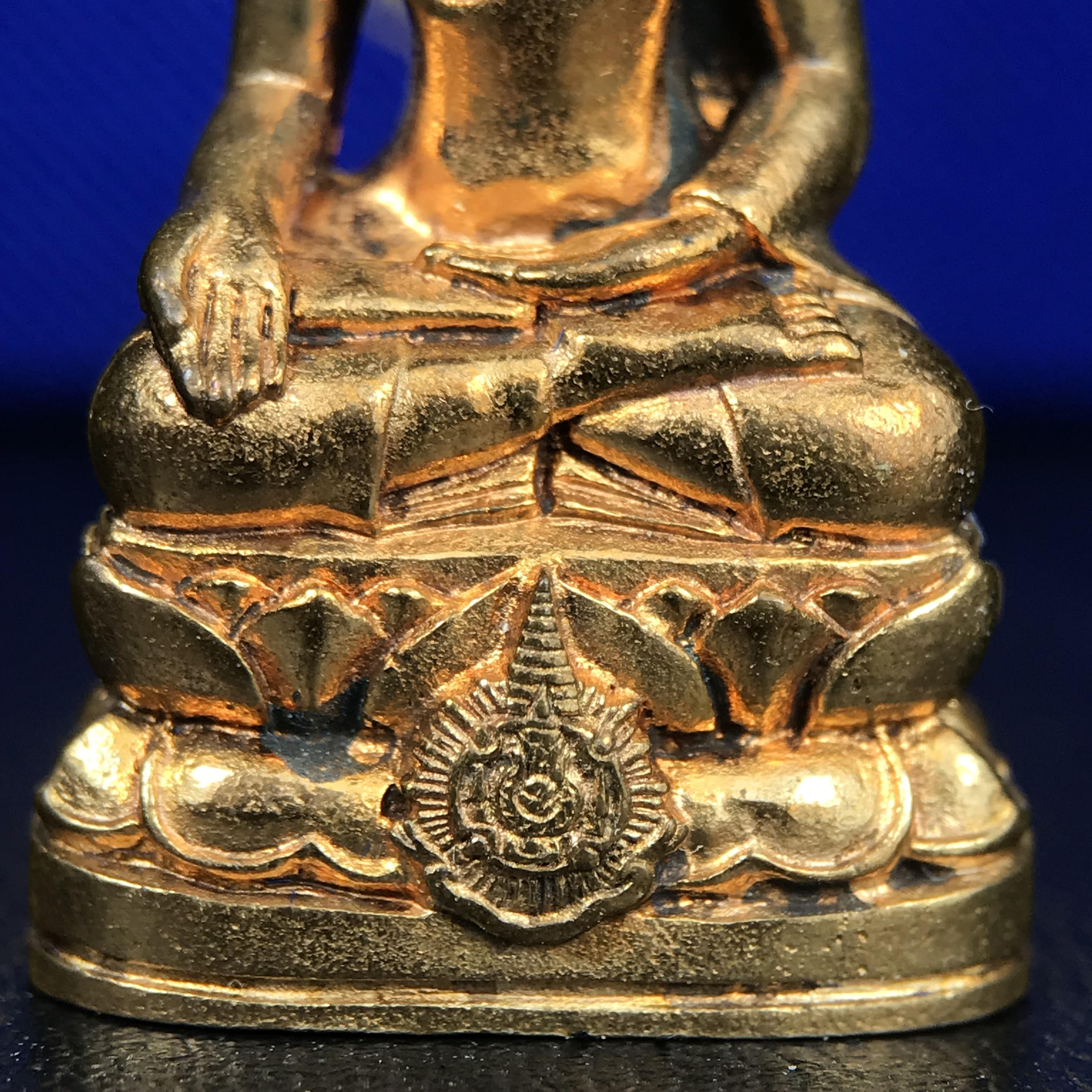 พระกริ่งไพรีพินาศ บรรจุเหล็กไหล ครั้งแรกและครั้งเดียวในประวัติศาสตร์ เฉลิมพระเกียรติ พระบาทสมเด็จพระเจ้าอยู่หัวรัชกาลที่9 พระชนมพรรษา 6 รอบ ปี2542 เนื้อสัมฤทธิ์(บรรจุเหล็กไหล)ดีนอก-ดีใน พิธีใหญ่ มวลสารเด่น (หายาก)