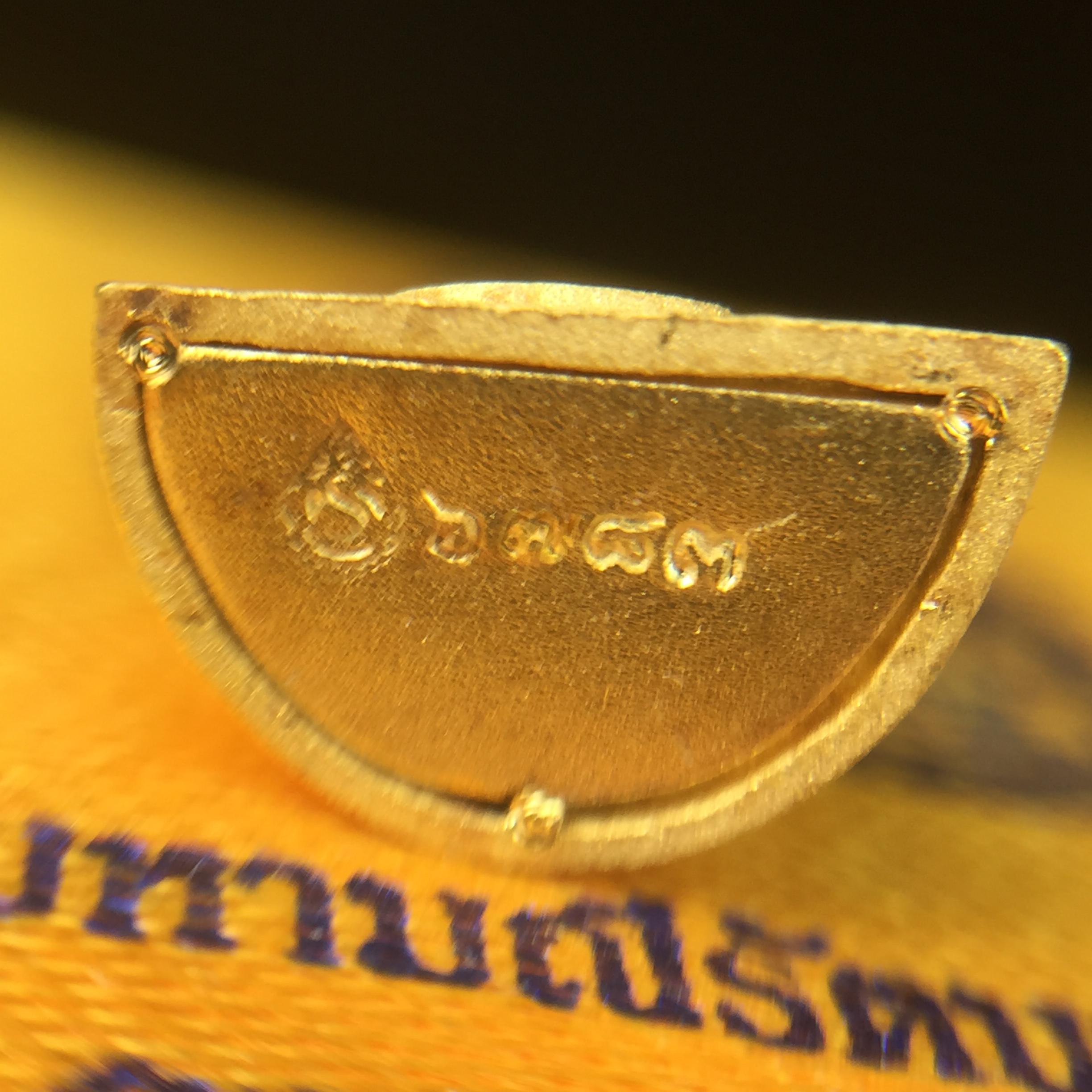 พระแก้วมรกต(จำลอง)ลอยองค์ ขนาดหน้าตัก 1/4 นิ้ว(พิมพ์เล็ก) ทรงเครื่องฤดูร้อน เนื้อทองคำ ตราสัญลักษณ์ฉลองสิริราชสมบัติครบ 60 ปี พ.ศ.2549 (สวย กล่องการ์ดใบรับรอง ครบสมบูรณ์)