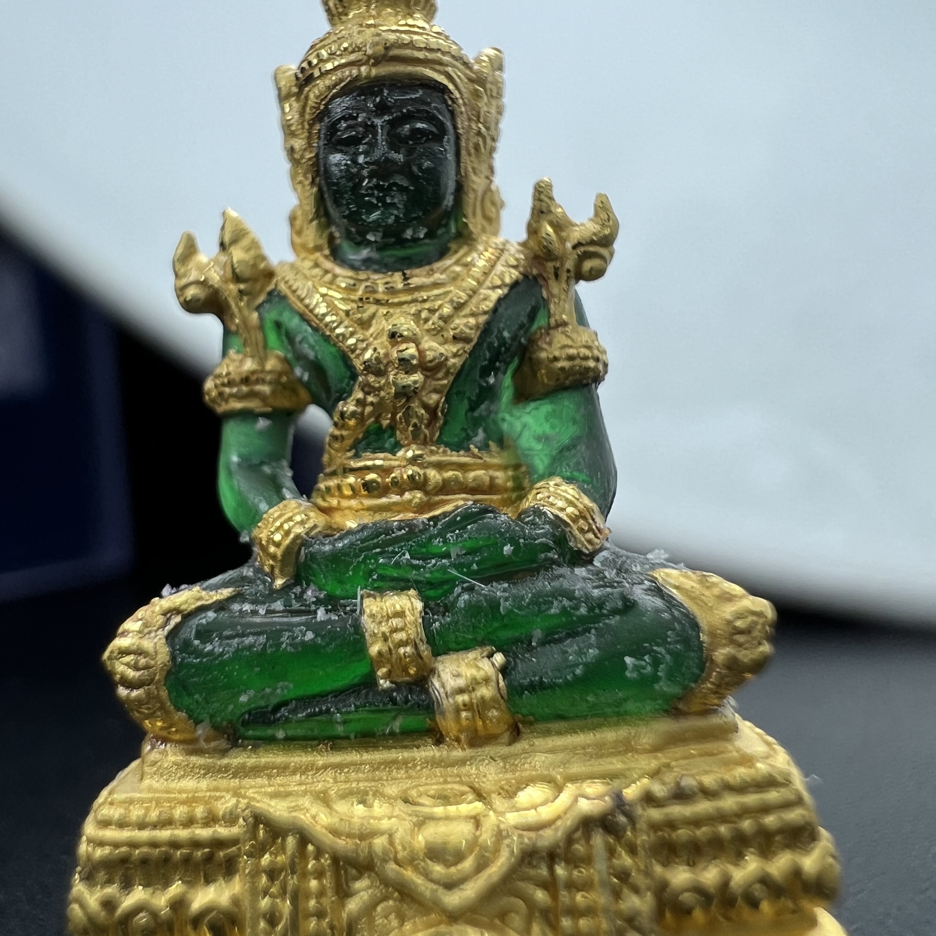 พระแก้วมรกต ภปร. จัดสร้างโดย รพ.ภูมิพลฯ ปี2547 ลอยองค์ขนาดหน้าตัก 1/2 นิ้ว เนื้อเรซิ่นหุ้มทองคำ99.99 งดงามทรงคุณค่าอีกหนึ่งรุ่นยอดนิยม หายาก