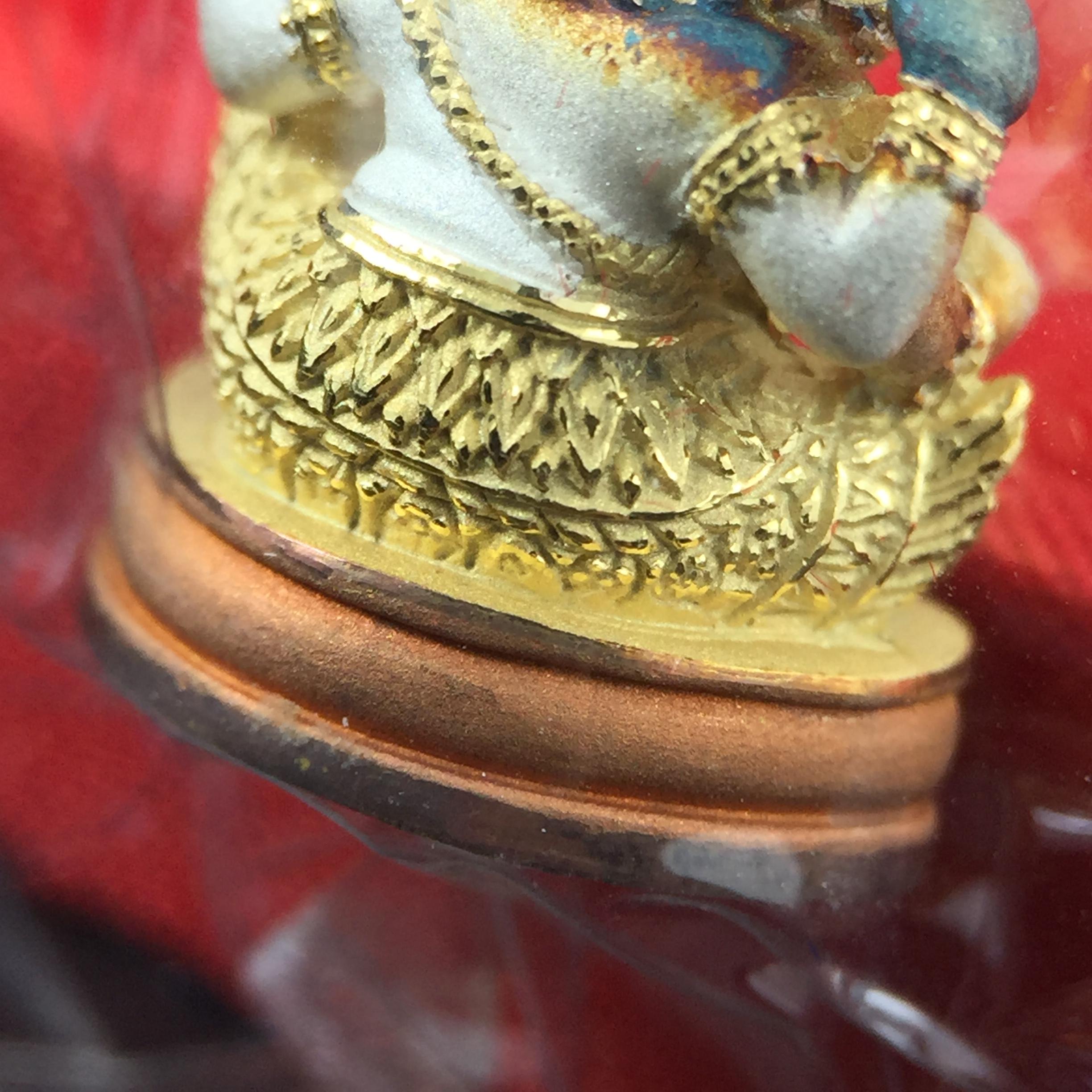 พระพิฆเณศวร วัดบวรนิเวศวิหาร ปี 2542 เนื้อเงินสามกษัตริย์พ่นทรายขัดเงาบางส่วน(ฝังพลอย1เม็ด)(ขนาด 2* 1.4 ซม.) สภาพสวยซีนซองเดิมพร้อมกล่องบรรจุเดิม ตอกโค๊ดหมายเลขกำกับ(ผิวเดิมขึ้นสีรุ้งธรรมชาติ สวย)(คัดสภาพสวยเดิม พิธีใหญ่ พุทธศิลป์งดงาม)