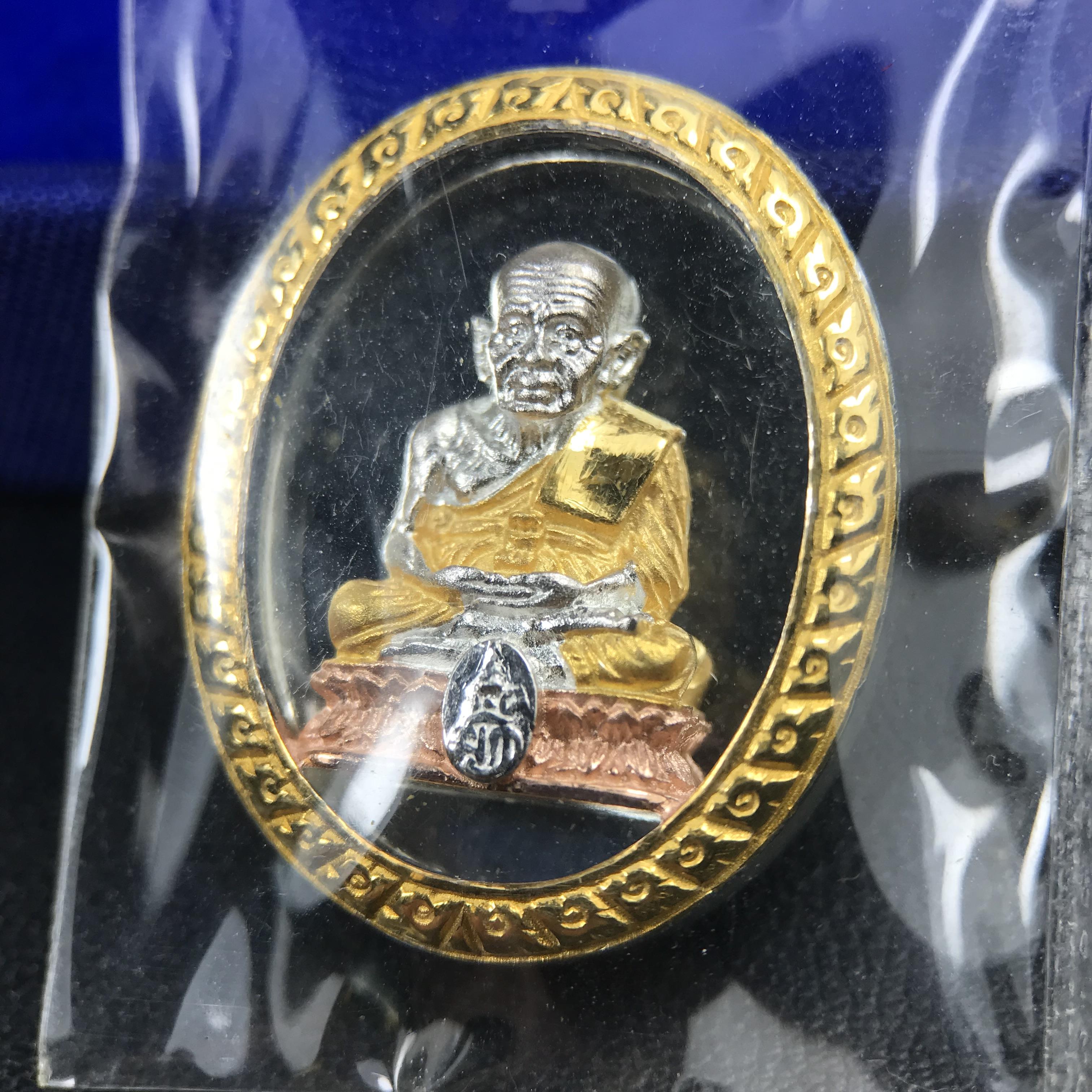 สมเด็จหลวงปู่ทวด วัดช้างให้ รุ่น เฉลิมพระเกียรติ ตราสัญลักษณ์ มวก. พิมพ์รูปไข่เนื้อเงิน-สามกษัตริย์ ปี 2544 พิธีพุทธาภิเษกใหญ่ ณ อุโบสถวัดช้างให้และอุโบสถวัดพระศรีรัตนศาสดาราม ( วัดพระแก้ว )โดยนิมนต์เกจิชื่อดังสายใต้ทั้งหมดจำนวน 108 รูป(องค์หมายเลข 2950)