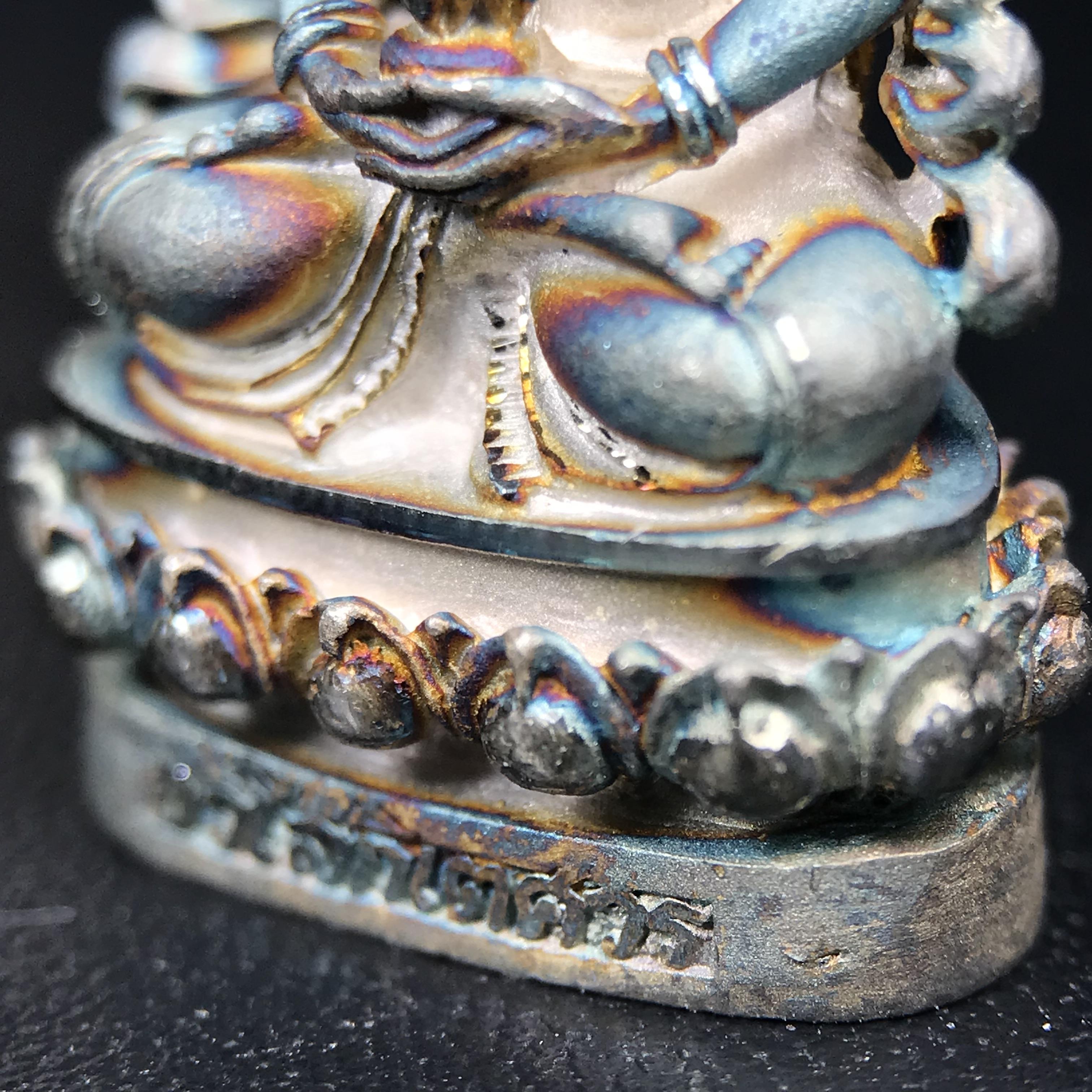 พระกริ่งอวโลกิเตศวร ( เจ้าแม่กวนอิม ) วัดโพธิ์แมนคุณาราม รุ่นอุดมโภคทรัพย์ ปี 2539 เนื้อเงินพ่นทราย(ผิวเดิม ขึ้นสีรุ้งธรรมชาติ แบบนิยม เสน่ห์ของพระเนื้อเงิน)(พร้อมกล่องบรรจุเดิม)(อีกหนึ่งรุ่นยอดนิยม พุทธศิลป์สวยงดงาม)หายาก 1 ใน 5000 องค์*องค์หมายเลข ๓๖๔๒*