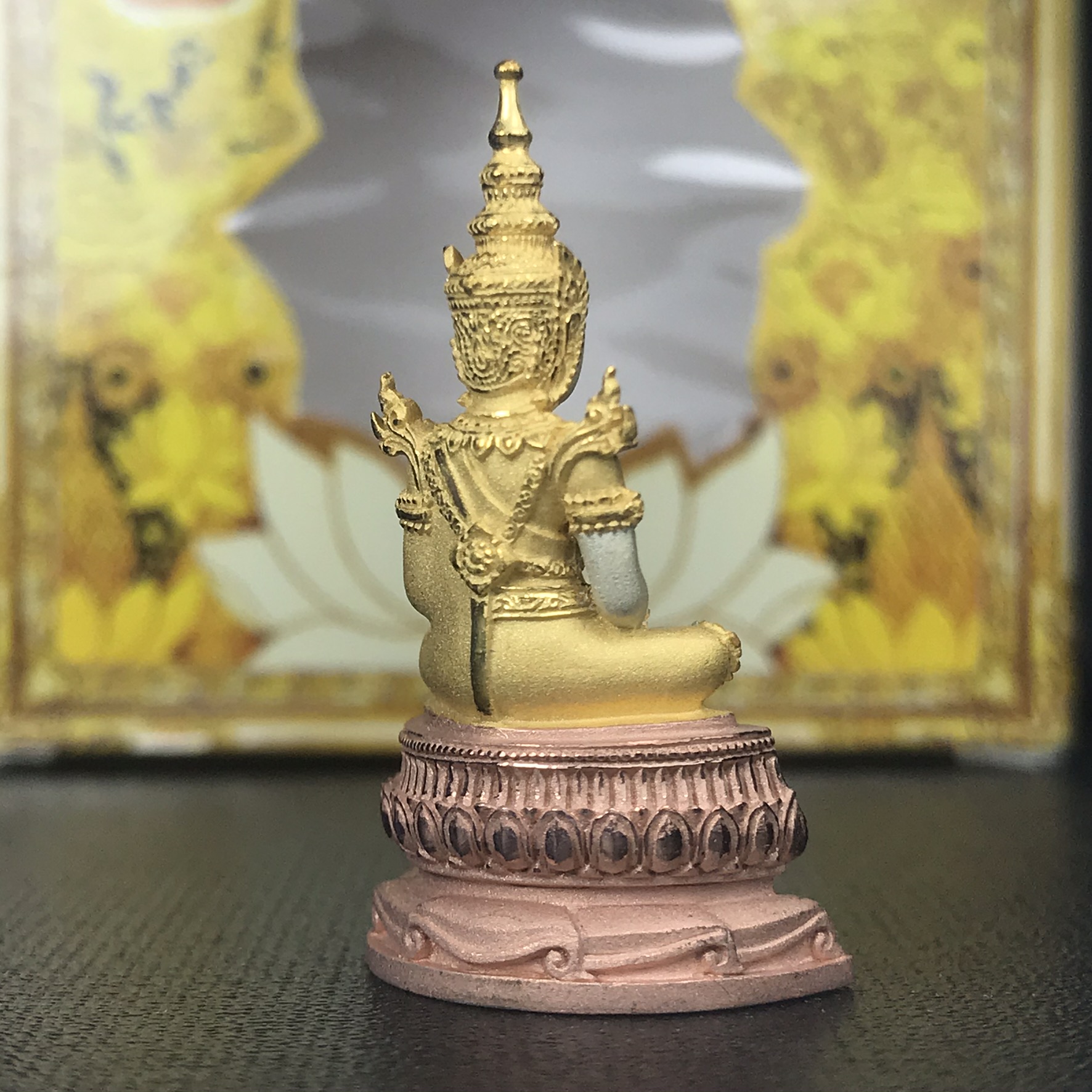 พระแก้วมรกต(จำลอง)ลอยองค์ ขนาดหน้าตัก 1/2 นิ้ว ทรงเครื่องฤดูร้อน เนื้อเงินสามกษัตริย์ ตราสัญลักษณ์ฉลองสิริราชสมบัติ ครบ 60 ปี พ.ศ.2549(สภาพสวย ครบ สมบูรณ์)