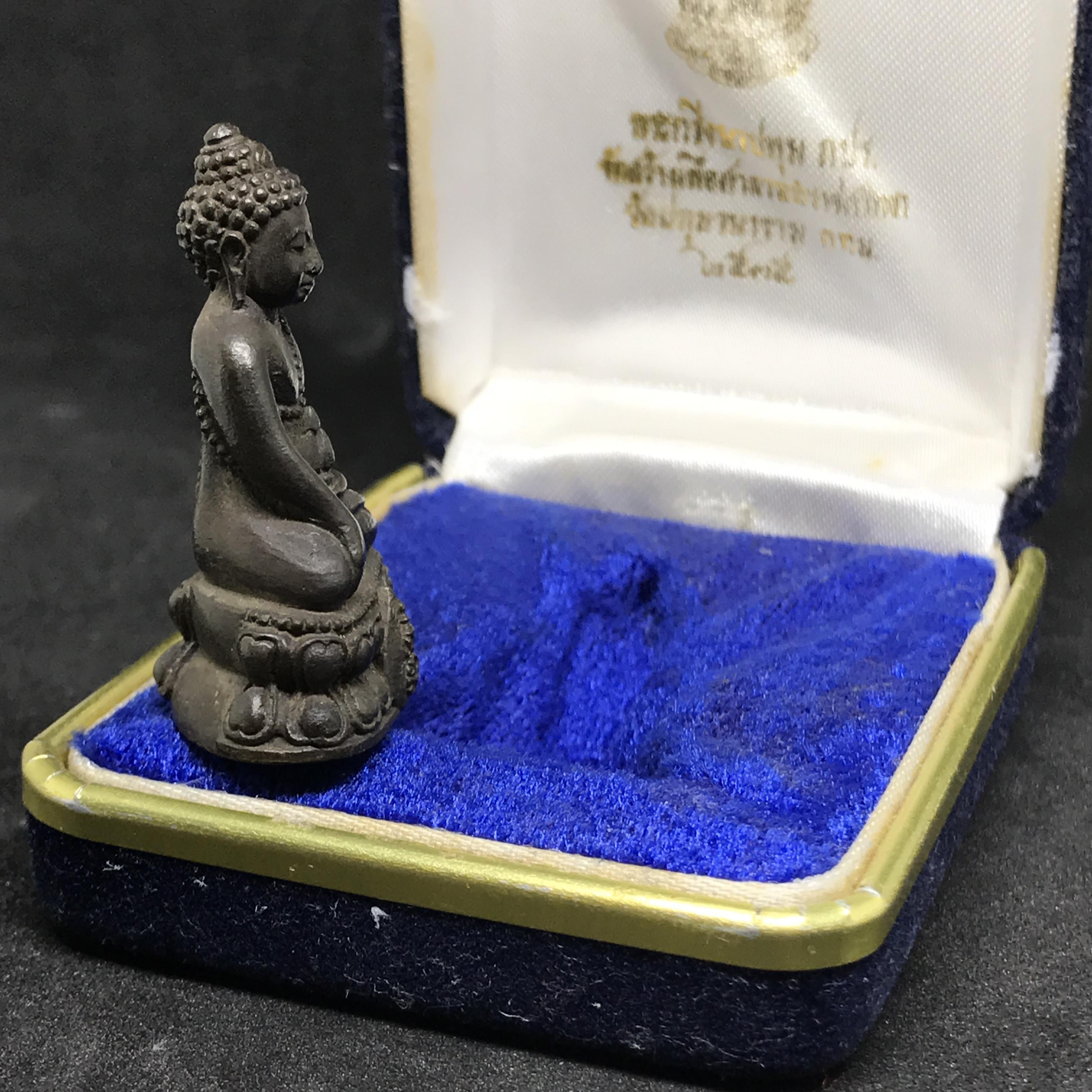 พระกริ่งนวปทุม ภปร. วัดปทุมวนาราม เนื้อนวโลหะ ปี2535(ในหลวงรัชกาลที่9เสด็จเททอง)กล่องกำมะหยี่พิเศษ