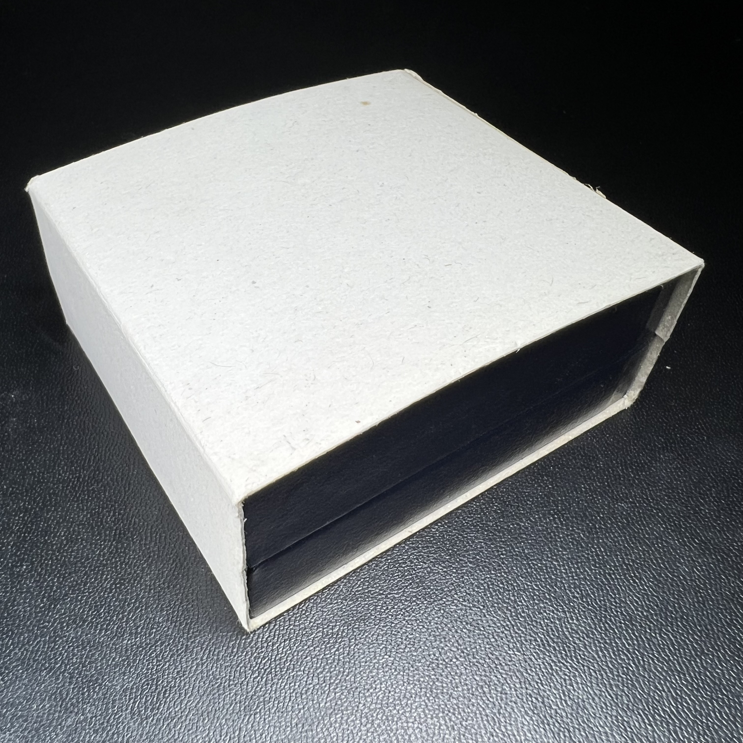 เหรียญพระแก้วมรกต ที่ระลึกในพิธีเททองการจัดสร้างพระแก้วมรกตกรมสรรพสามิต พ.ศ.2539 และในวโรกาสที่พระบาทสมเด็จพระเจ้าอยู่หัวทรงครองราชย์ครบ 50 ปี เนื้อเงิน ทรงหยดน้ำ(พิมพ์มีหูห่วง)(สภาพผิวเดิมขึ้นรุ้งสวยมาก)(พิธีใหญ่)**เนื้อเงินรุ่นนี้พบเจอน้อยมาก**