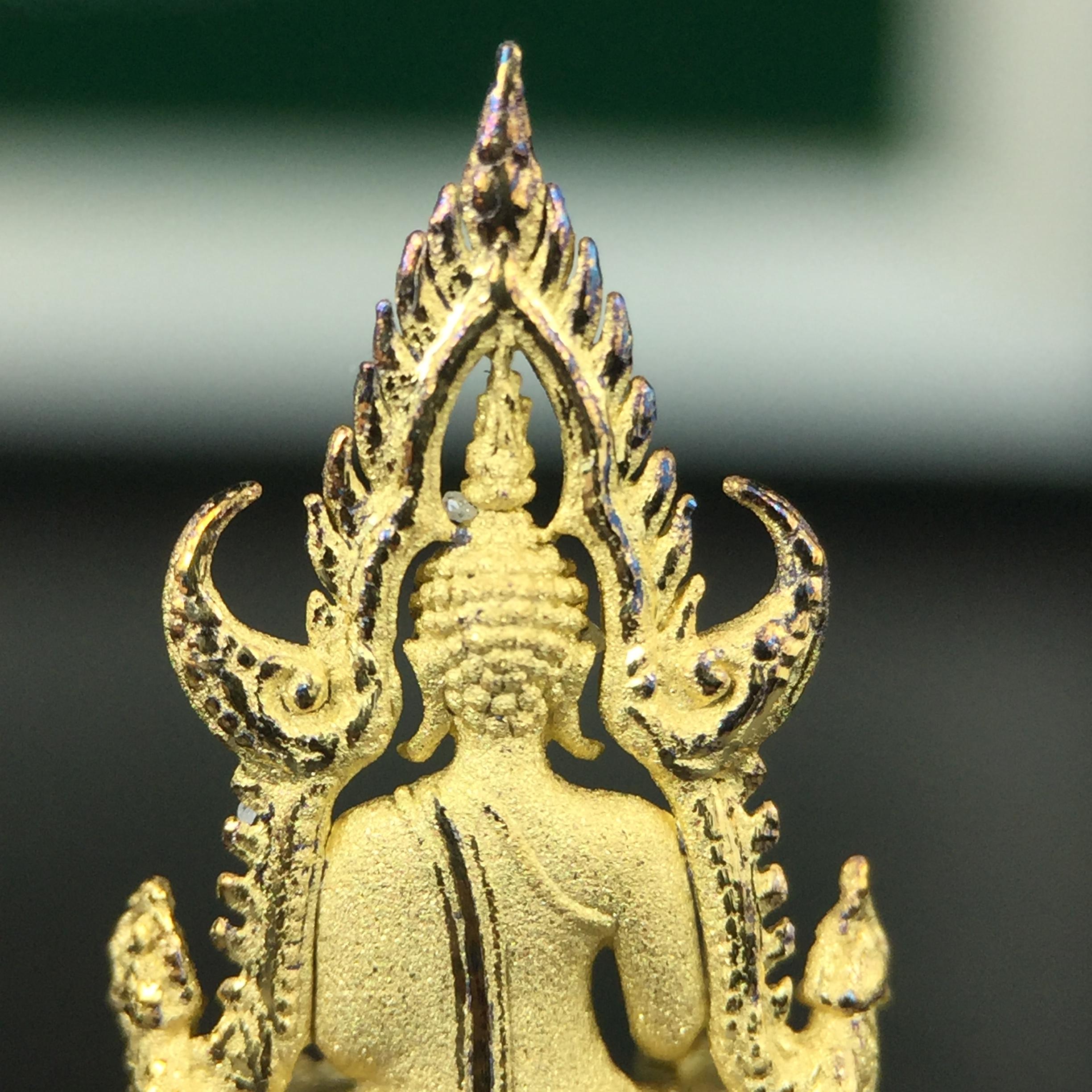 พระพุทธชินราช ภปร. ในวโรกาสพระราชพิธีมหามงคล เฉลิมพระชนมายุ6รอบ 5ธันวาคม2542 มูลนิธิพิทักษ์ดวงตาประชาชน จัดสร้าง เนื้อเงินบริสุทธิ์ 99.9% แบบชุบทองประกายเพชร 3 ไมครอน พิมพ์กลาง ขนาดสูง 2.4 ซม. พร้อมกล่องบรรจุเดิม