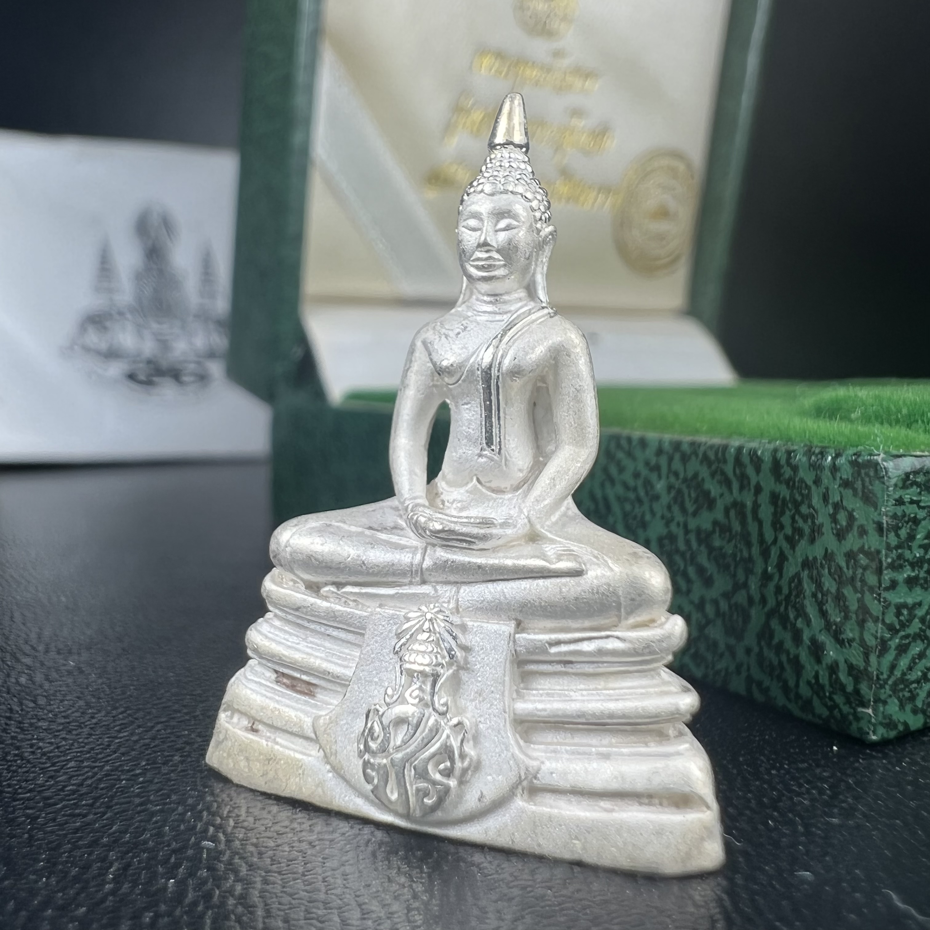 พระพุทธโสธร ภปร. รุ่นย้อนยุค สร้างพระอุโบสถ สมาคมชาวฉะเชิงเทรา จัดสร้าง ปี 2539 วโรกาสครองสิริราชสมบัติครบ 50 ปี เนื้อเงินทรายนวลขัดเงาบางส่วน(ผิวเดิม) พร้อมกล่องบรรจุและใบรับรองเดิม