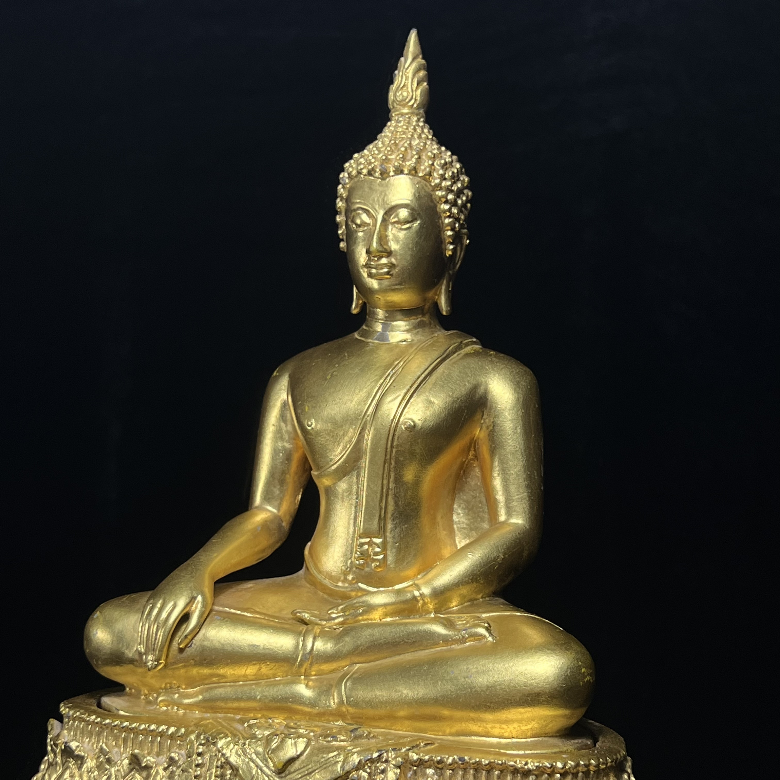 พระพุทธสิงหธรรมมงคล ภปร. รุ่นแรก พุทธสมาคมแห่งประเทศไทย ในพระบรมราชูปถัมภ์ จัดสร้าง ปี2547 เนื้อโลหะผสมปิดทอง หน้าตัก 5 นิ้ว(1 ใน 1999 องค์)หายาก