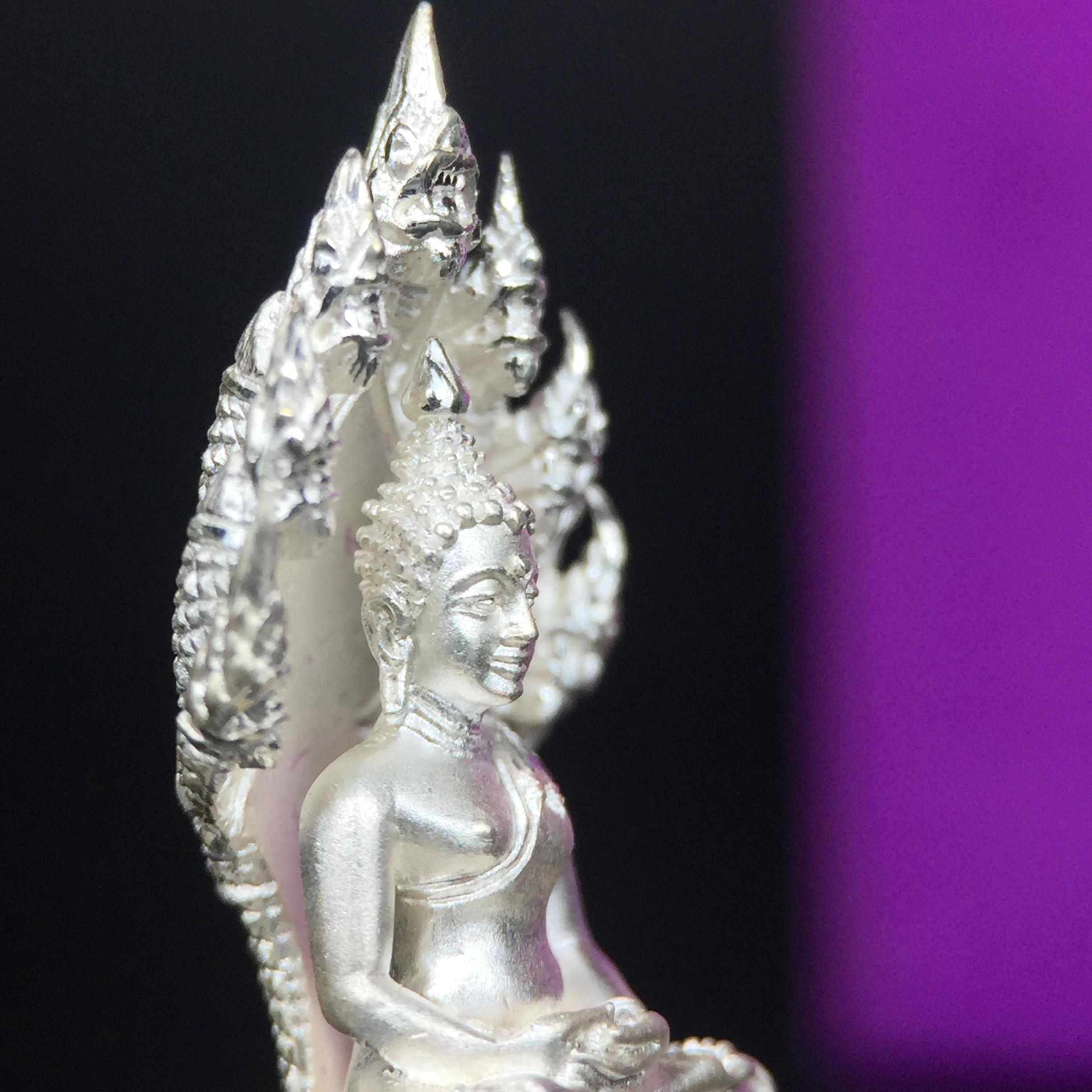 พระนาคปรก สธ. รุ่นสร้างพระอุโบสถเฉลิมพระเกียรติ 4 รอบ 84 พรรษา สมเด็จพระเทพรัตนราชสุดาฯ วัดบวรนิเวศวิหาร ปี 2543 พิมพ์เล็ก เนื้อเงินบริสุทธิ์ แบบพ่นทรายขัดเงาบางส่วน(สภาพ สวย กล่องบรรจุเดิมครบ)พิธีใหญ่ พุทธศิลป์งดงาม หายาก (1 ใน 2999 องค์)