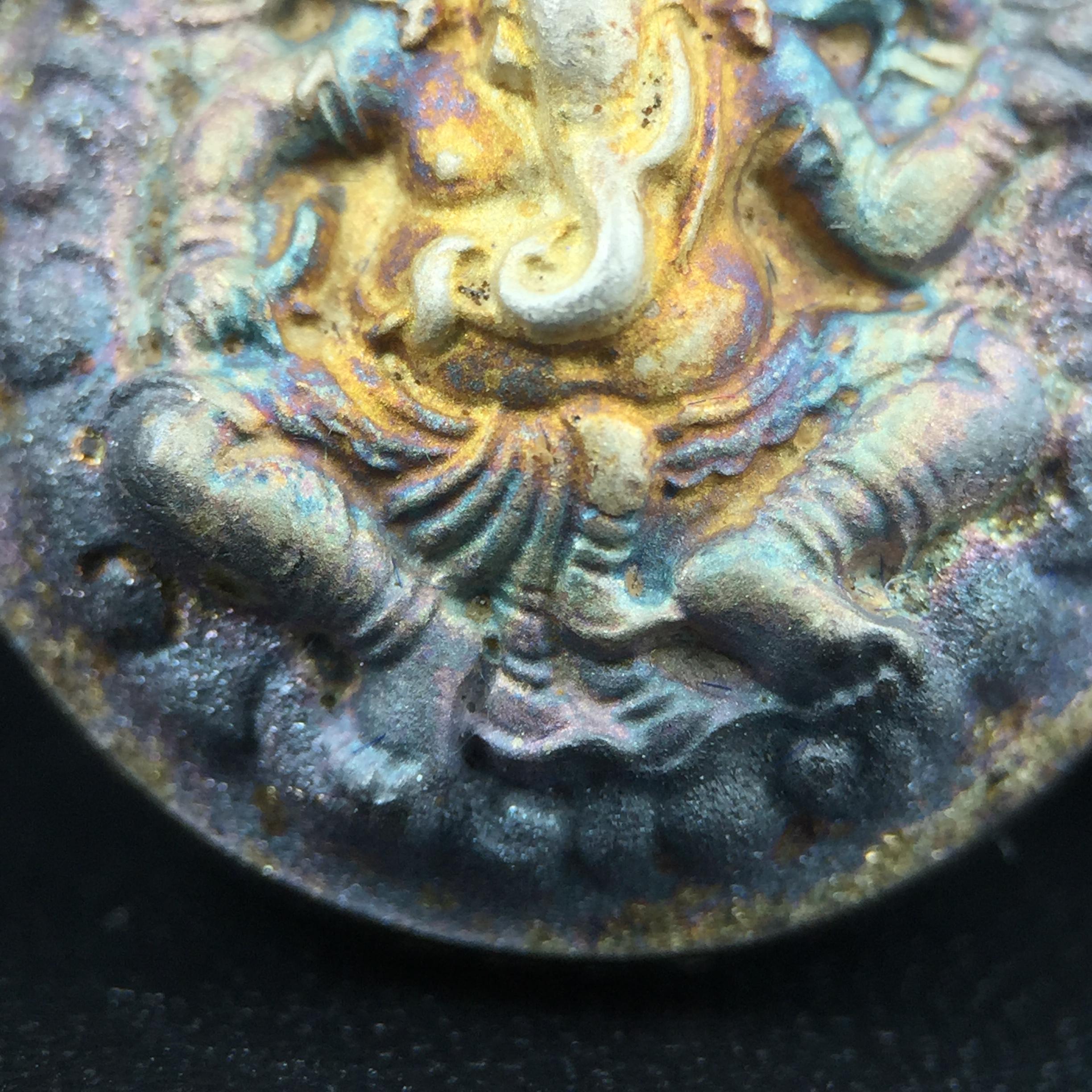 เหรียญพระพิฆเนศวร ญสส. ชุดกาญจนาภิเษกครองราชย์ 50 ปี พุทธศักราช 2538 พิมพ์ใหญ่(2.9 ซม.) เนื้อเงินผิวเดิมกลับดำขึ้นสีรุ้งเข้มขลังงดงามธรรมชาติสร้างสรรค์ สภาพสวยเดิมพร้อมกล่องบรรจุเดิม ตอกโค๊ดหมายเลขกำกับ(1ใน 5539องค์)