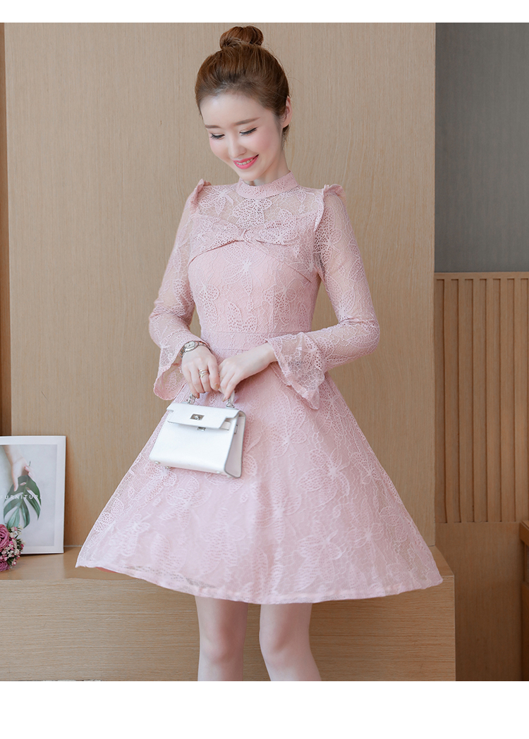 ชุดเดรสสั้นผ้าลูกไม้สีชมพู คอสูง แขนยาว หน้าอกจับจีบโบว์ กระโปรงทรงเอ สวยดูดี
