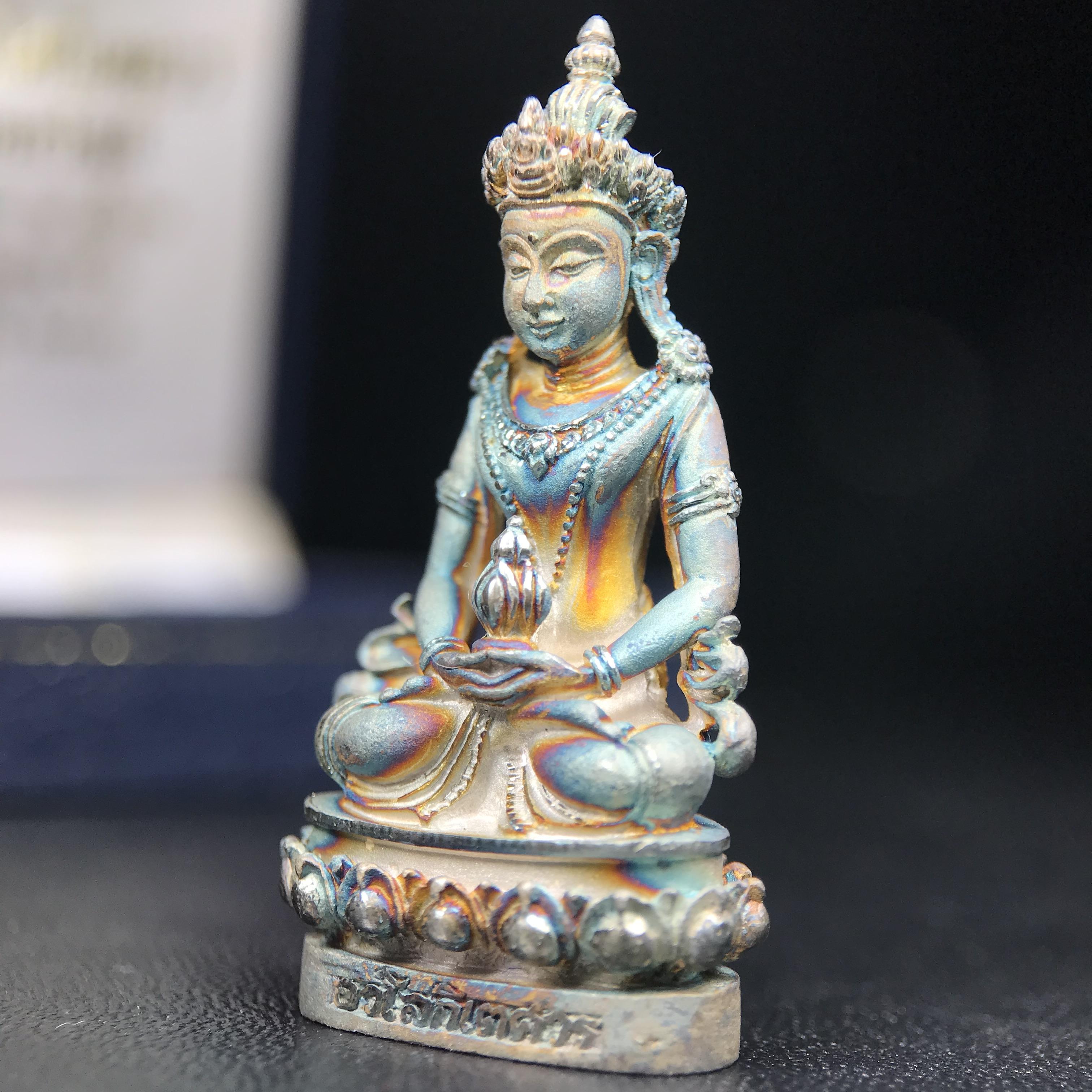 พระกริ่งอวโลกิเตศวร ( เจ้าแม่กวนอิม ) วัดโพธิ์แมนคุณาราม รุ่นอุดมโภคทรัพย์ ปี 2539 เนื้อเงินพ่นทราย(ผิวเดิม ขึ้นสีรุ้งธรรมชาติ แบบนิยม เสน่ห์ของพระเนื้อเงิน)(พร้อมกล่องบรรจุเดิม)(อีกหนึ่งรุ่นยอดนิยม พุทธศิลป์สวยงดงาม)หายาก 1 ใน 5000 องค์*องค์หมายเลข ๓๖๔๒*