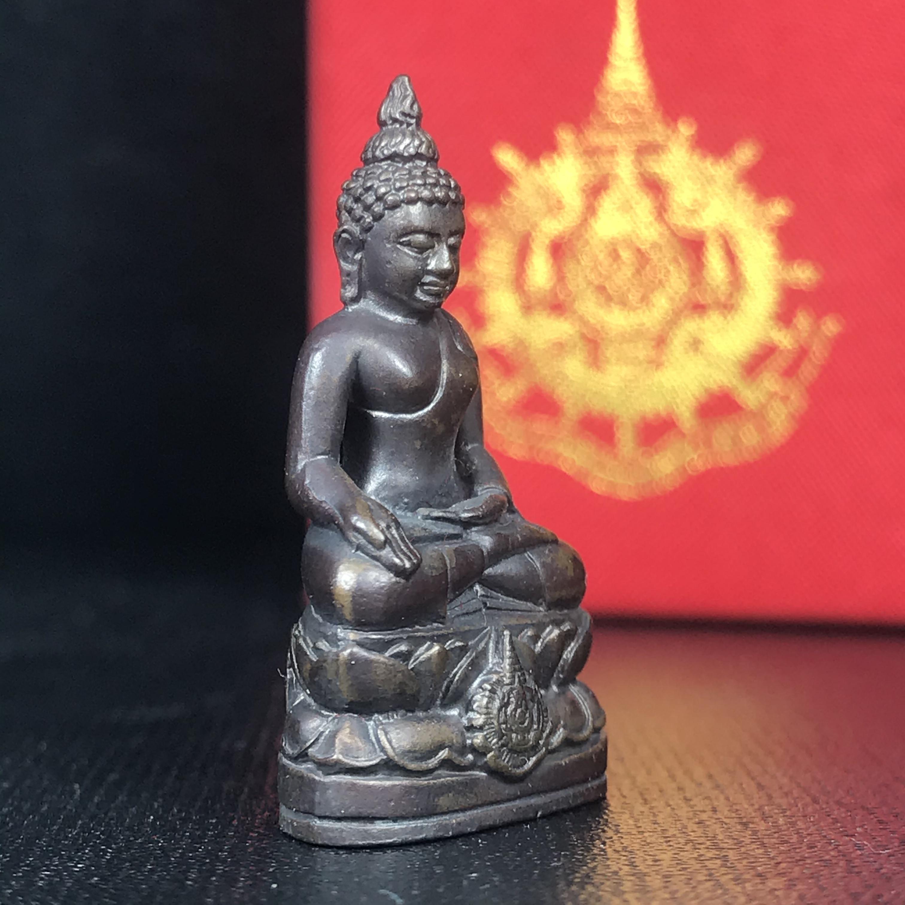 พระกริ่งไพรีพินาศ เฉลิมพระเกียรติ พระบาทสมเด็จพระเจ้าอยู่หัวรัชกาลที่9 พระชนมพรรษา 6 รอบ ปี2542 เนื้อนวโลหะผสมทองคำ(บรรจุเหล็กไหล)ดีนอก-ดีใน