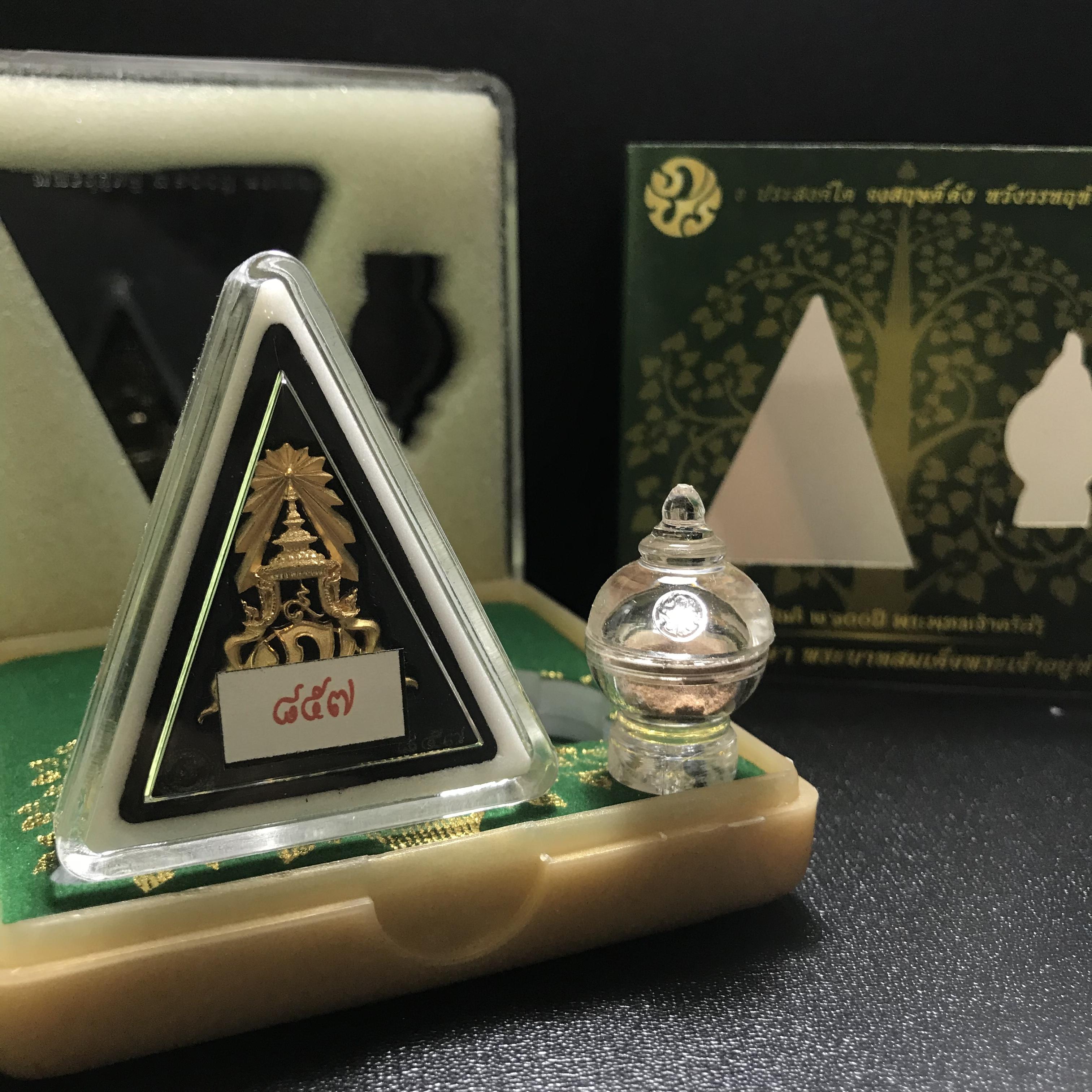 พระพุทธชินราช(จำลอง)ภปร. 84พรรษา เนื้อผงปิดทองด้านหน้า หลัง ภ.ป.ร. ทองคำ(พระราชทานมวลสาร จิตรลดาและเส้นพระเจ้า(เส้นผม))