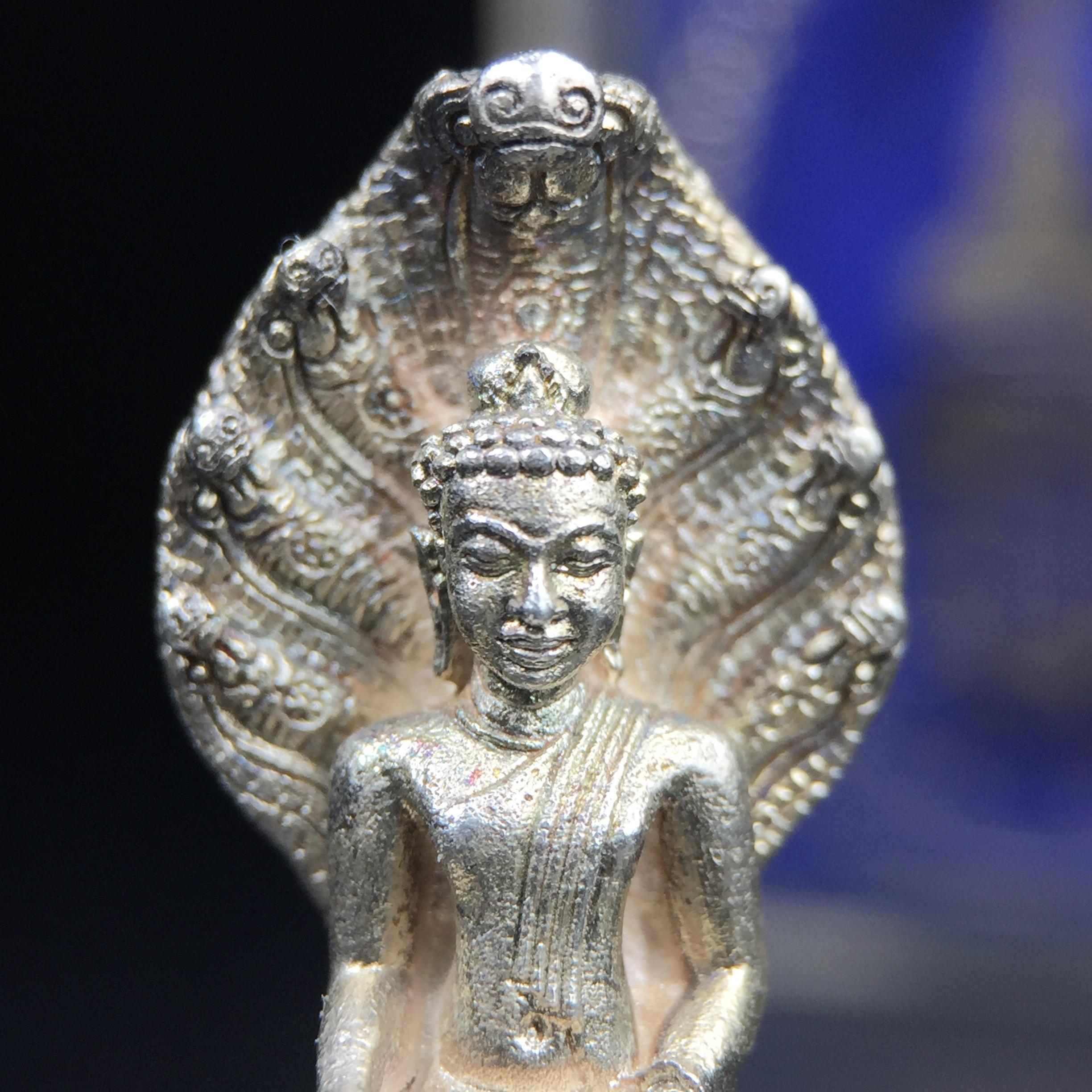 พระพุทธรูปนาคปรกปางมารวิชัย สธ. เนื่องวโรกาสสมเด็จพระเทพรัตนราชสุดาฯ ทรงเจริญพระชนมายุครบ 3 รอบ ปี2534 พิธีพุทธาภิเษก ณ วัดบวรนิเวศวิหาร โดยมีสมเด็จพระญาณสังวร สมเด็จพระสังฆราชเป็นองค์ประธาน(พิธีใหญ่ มวลสารดี พุทธศิลป์งดงาม)พระกริ่งเนื้อเงินพบเจอน้อยหายาก