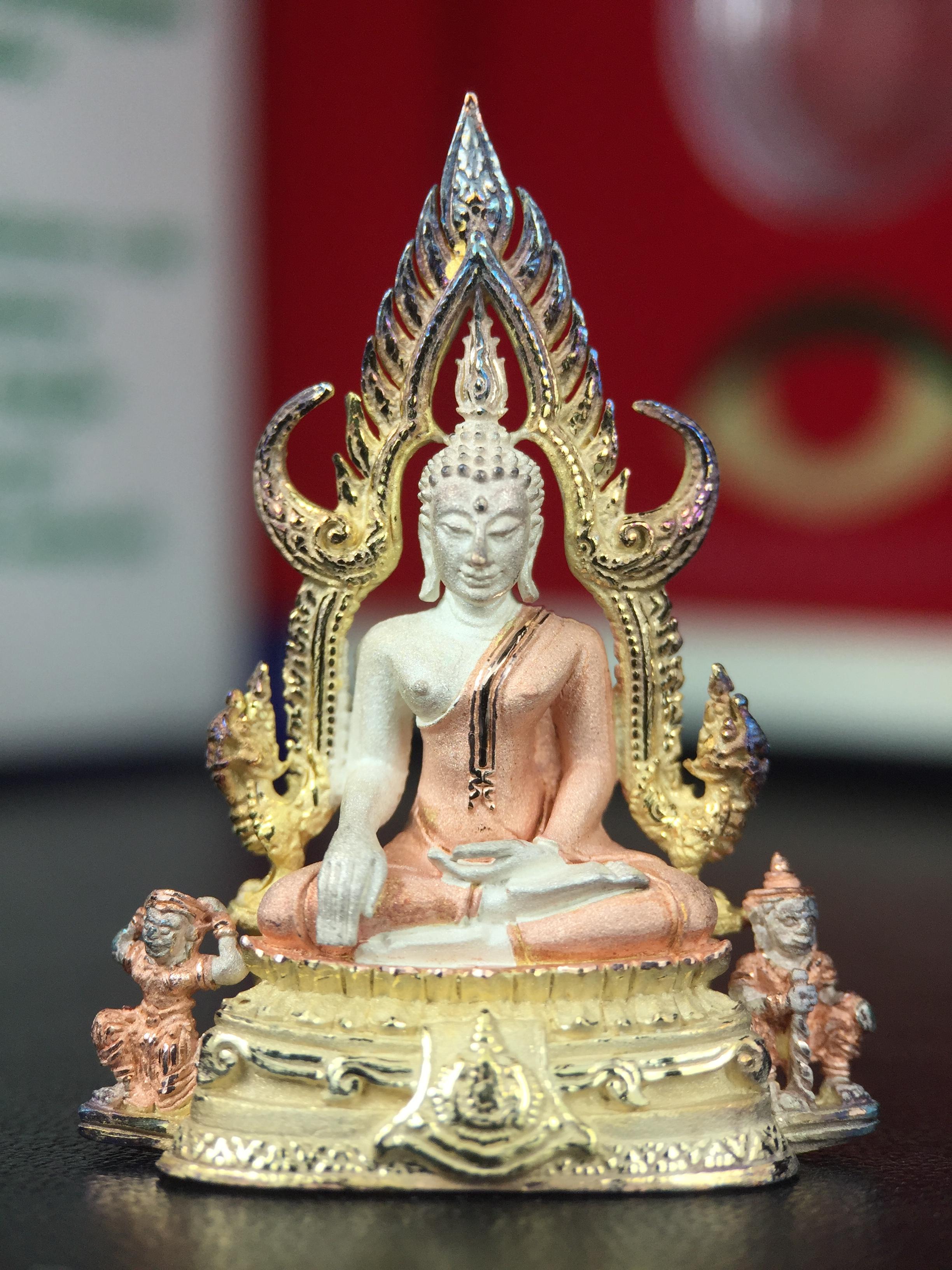 พระพุทธชินราช ภปร. ในวโรกาสพระราชพิธีมหามงคล เฉลิมพระชนมายุ6รอบ 5ธันวาคม2542 มูลนิธิพิทักษ์ดวงตาประชาชน จัดสร้าง เนื้อเงินบริสุทธิ์ 99.9% แบบสามกษัตริย์ขัดเงาบางส่วน พิมพ์ใหญ่ ขนาดสูง 3.4 ซม. พร้อมกล่องบรรจุเดิม