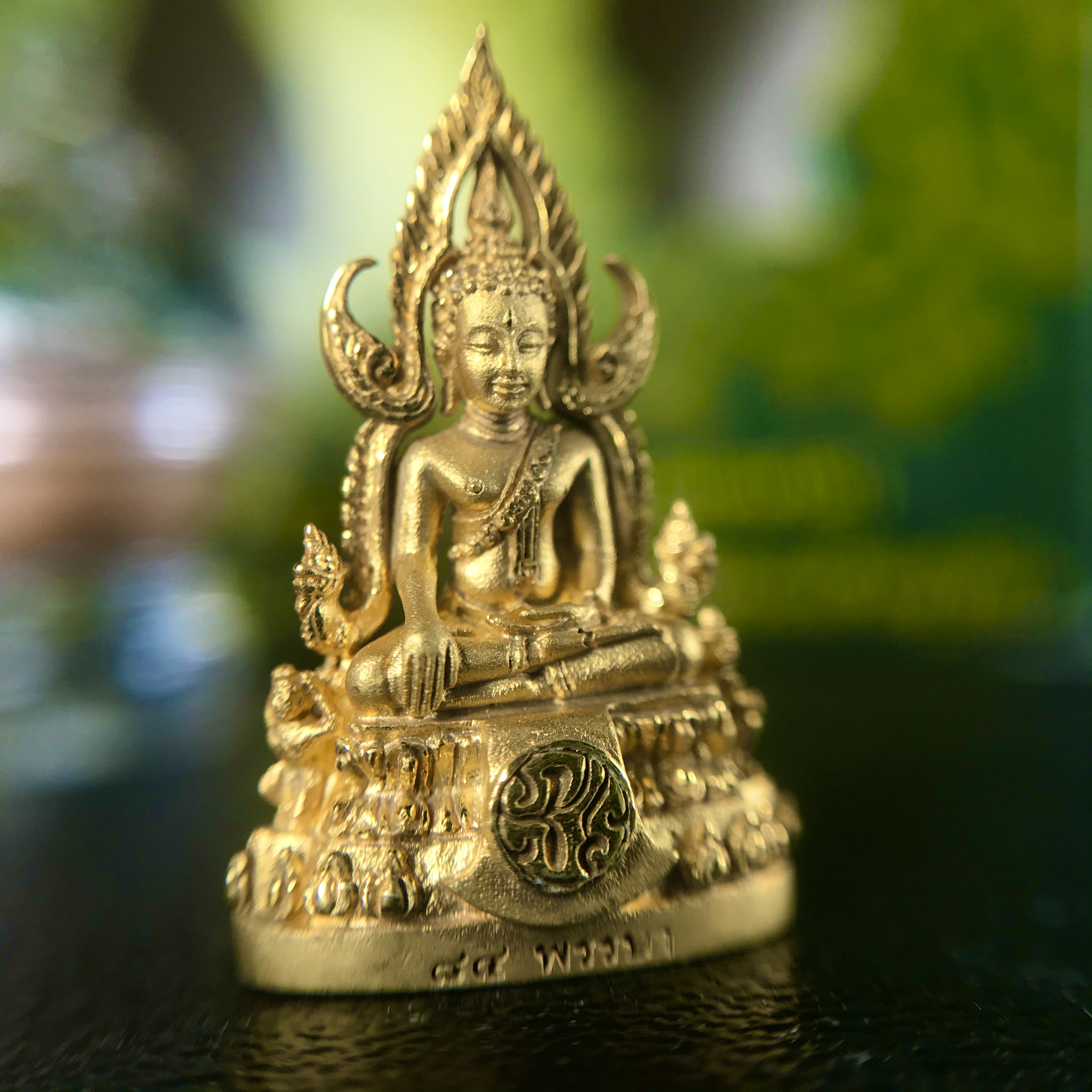 พระพุทธชินราช(จำลอง) ภปร. 84 พรรษา เนื้อทองคำ พิมพ์เล็กขนาดหน้าตัก 1/4 นิ้ว(พระราชทานมวลสาร จิตรลดาและเส้นพระเจ้า(เส้นผม)รัชกาลที่9)