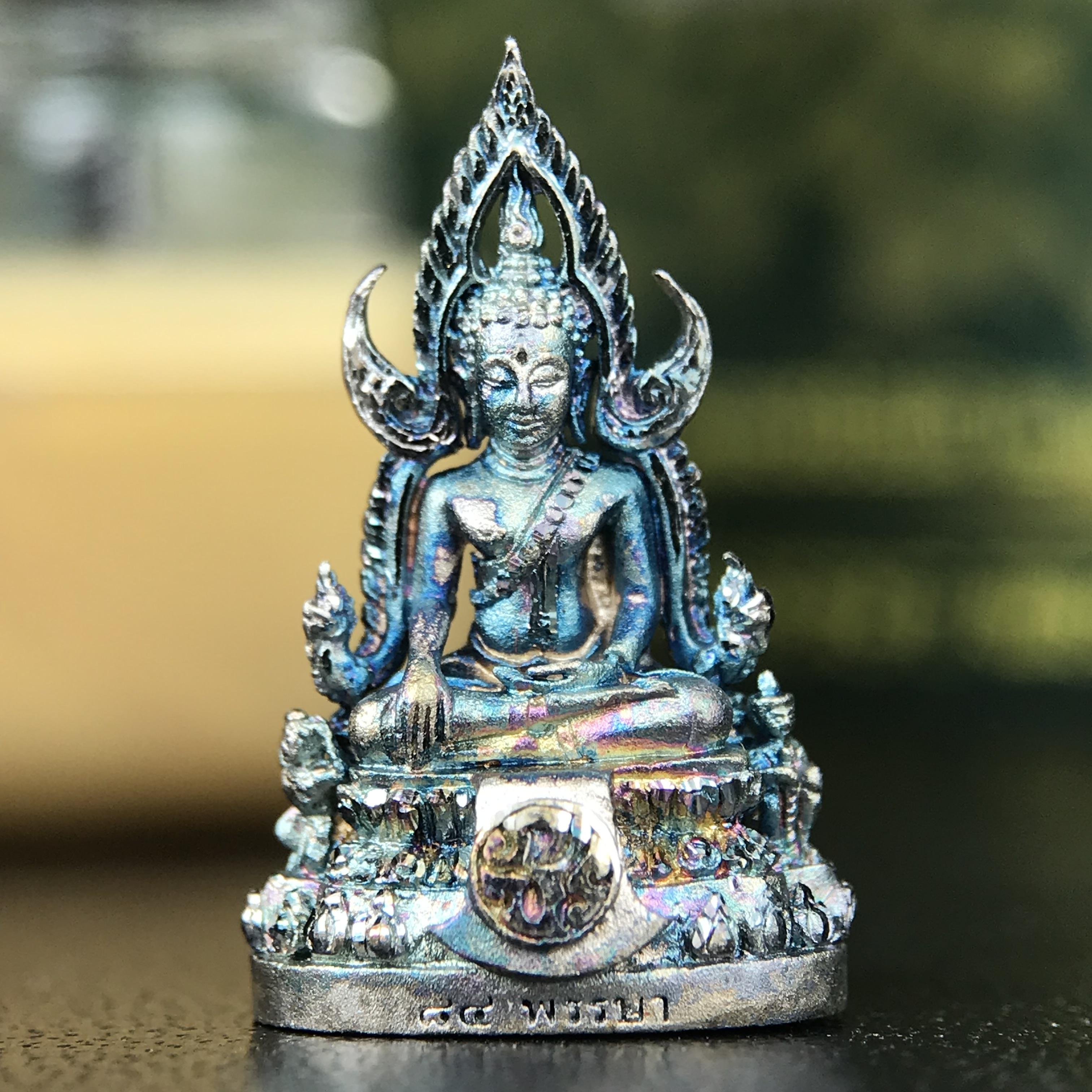 พระพุทธชินราช ภปร. 84 พรรษา ในหลวงรัชกาลที่ 9 พิมพ์เล็กขนาดหน้าตัก 1/4 นิ้ว(สูง 2.0 ซม.)เนื้อเงินชุบทองคำขาว (สภาพผิวเดิมสวย ขึ้นสีรุ้งฟ้าครามธรรมชาติสวยมาก แบบนิยม)(พระราชทานมวลสาร จิตรลดาและเส้นพระเจ้า(เส้นผม))พุทธศิลป์ทรงคุณค่าอีกหนึ่งรุ่นยอดนิยม