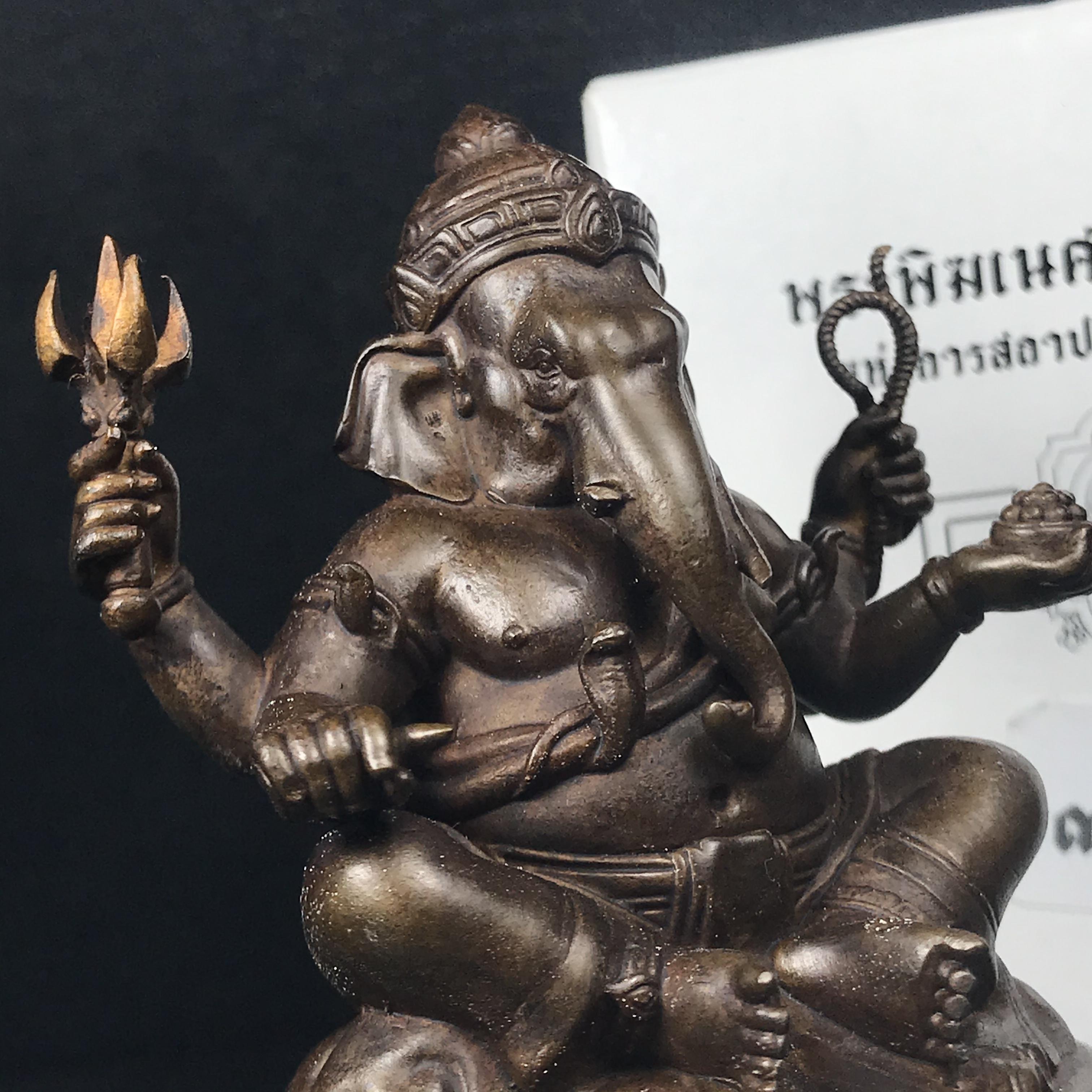 พระพิฆเนศวร รุ่น 108 แห่งการสถาปนากรมศิลปากร ปี 2562 ขนาดบูชาหน้าตัก 1.5 นิ้ว เนื้อทองเหลืองรมดำ (พิธีใหญ่ มวลสารดี)(เลขนัมเบอร์ 714)1 ใน 1999 องค์