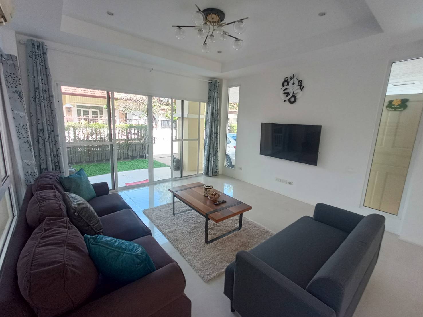 For Rent : Chalong luxury pool villa, 3 bedrooms 3 bedrooms, 300 sqm.