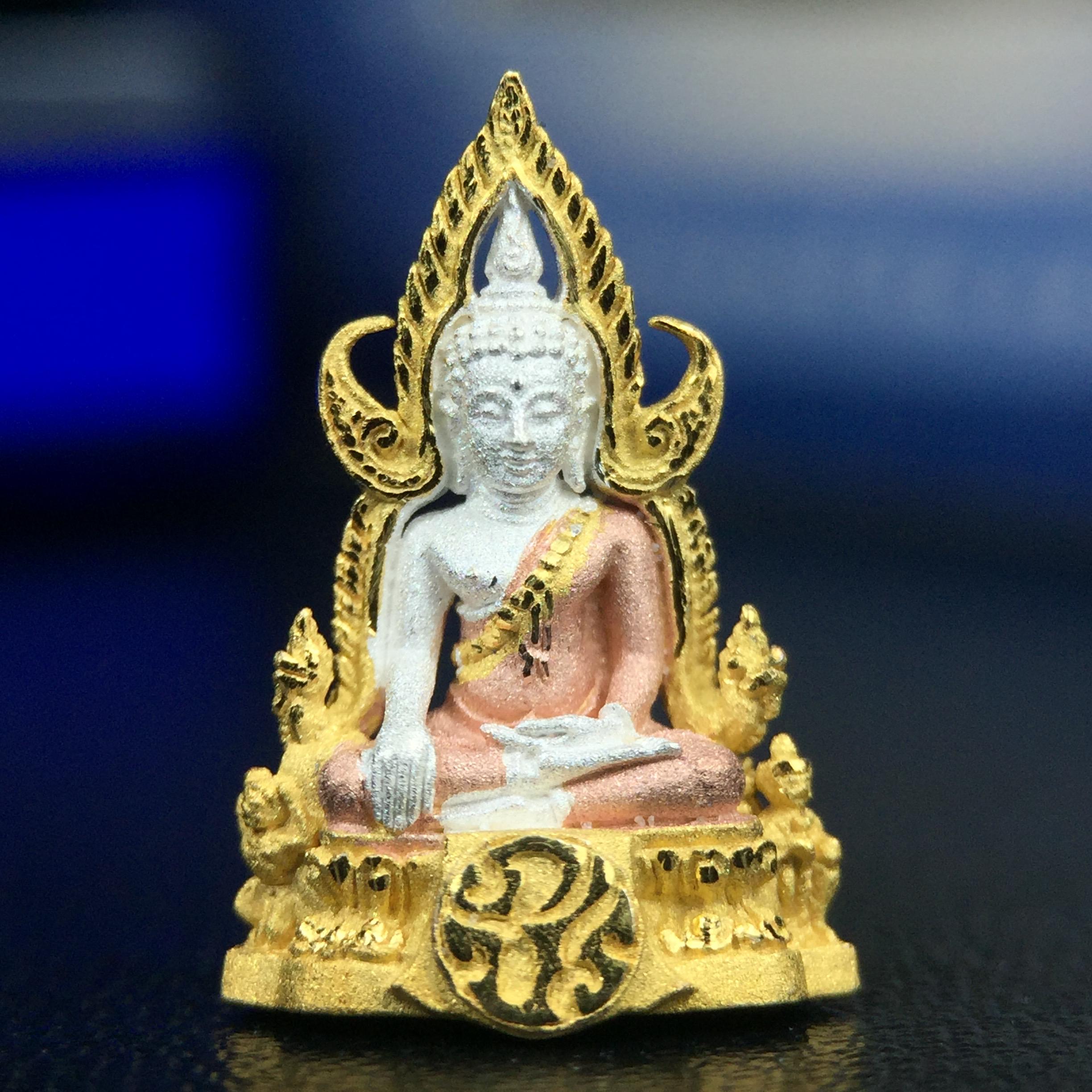 พระพุทธชินราช ภปร. โครงการ เพราะแผ่นดินนี้คือแผ่นดินเกิด เนื้อเงินชุบสามกษัตริย์ ปี2551 ขนาดหน้าตัก1/4นิ้ว (สวยงามทรงคุณค่า อีกหนึ่งรุ่นยอดนิยมหายาก) (สภาพคัดสวย กล่องบรรจุเดิมครบ)