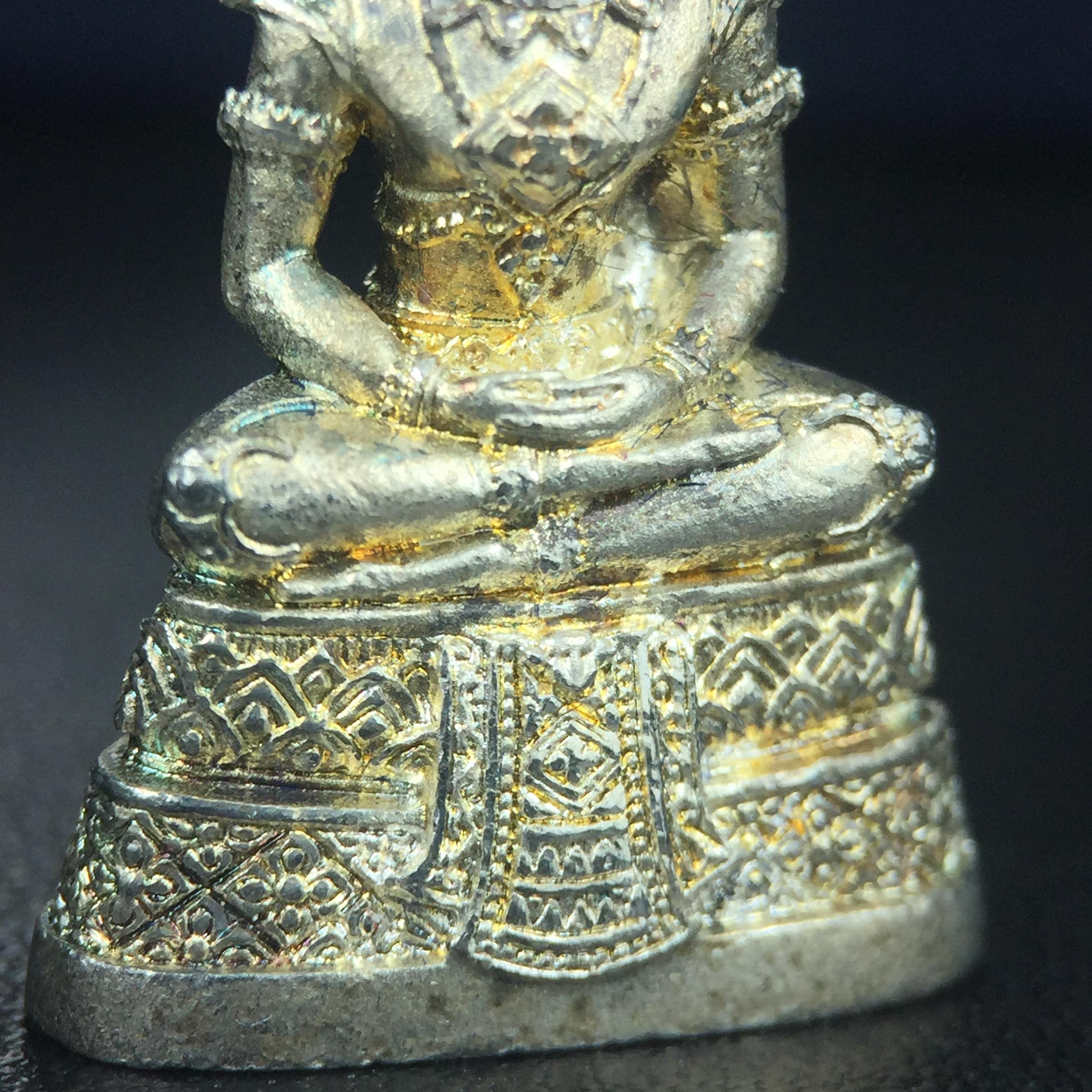 พระแก้วมรกต กรมสรรพสามิตจัดสร้างขึ้นเนื่องในโอกาสครบรอบ 64 ปีของกรมสรรพสามิต และเนื่องในวโรกาสที่พระบาทสมเด็จพระเจ้าอยู่หัวทรงครองราชย์ครบ50ปีเมื่อ พ.ศ.2539 เนื้อเงินทรายนวลขัดเงา(ผิวเดิมๆขึ้นสีรุ้งธรรมชาติสวย(สเน่ห์พระเนื้อเงินสีสันที่ธรรมชาติสรรค์สร้าง)