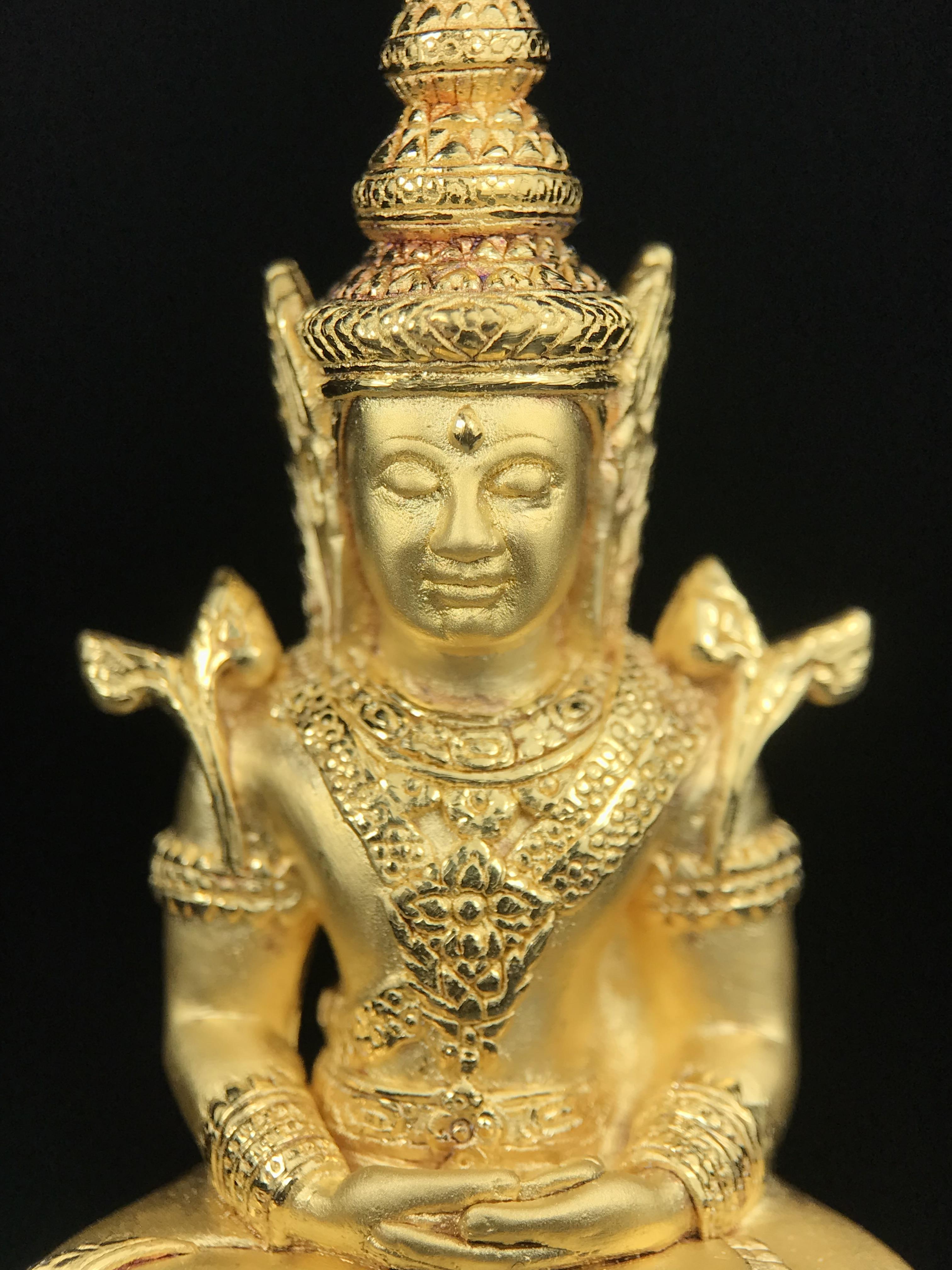 พระแก้วมรกต ภปร.(รุ่นแรก)ปี2545 รุ่นฉลองกรุงรัตนโกสินทร์ครบ 220 ปี หล่อลอยองค์ เนื้อทองคำบริสุทธิ์99.99% ขนาดบูชา 50*90 มม.(องค์หมายเลข ๗๘๙)(เลขมังกร 789 พลังแห่งความ มั่งคั่ง ร่ำรวย อำนาจ บารมี)สุดยอดมงคลแผ่นดินที่ควรเก็บรักษา บูชาเป็นมงคลชีวิต(หายากมาก)