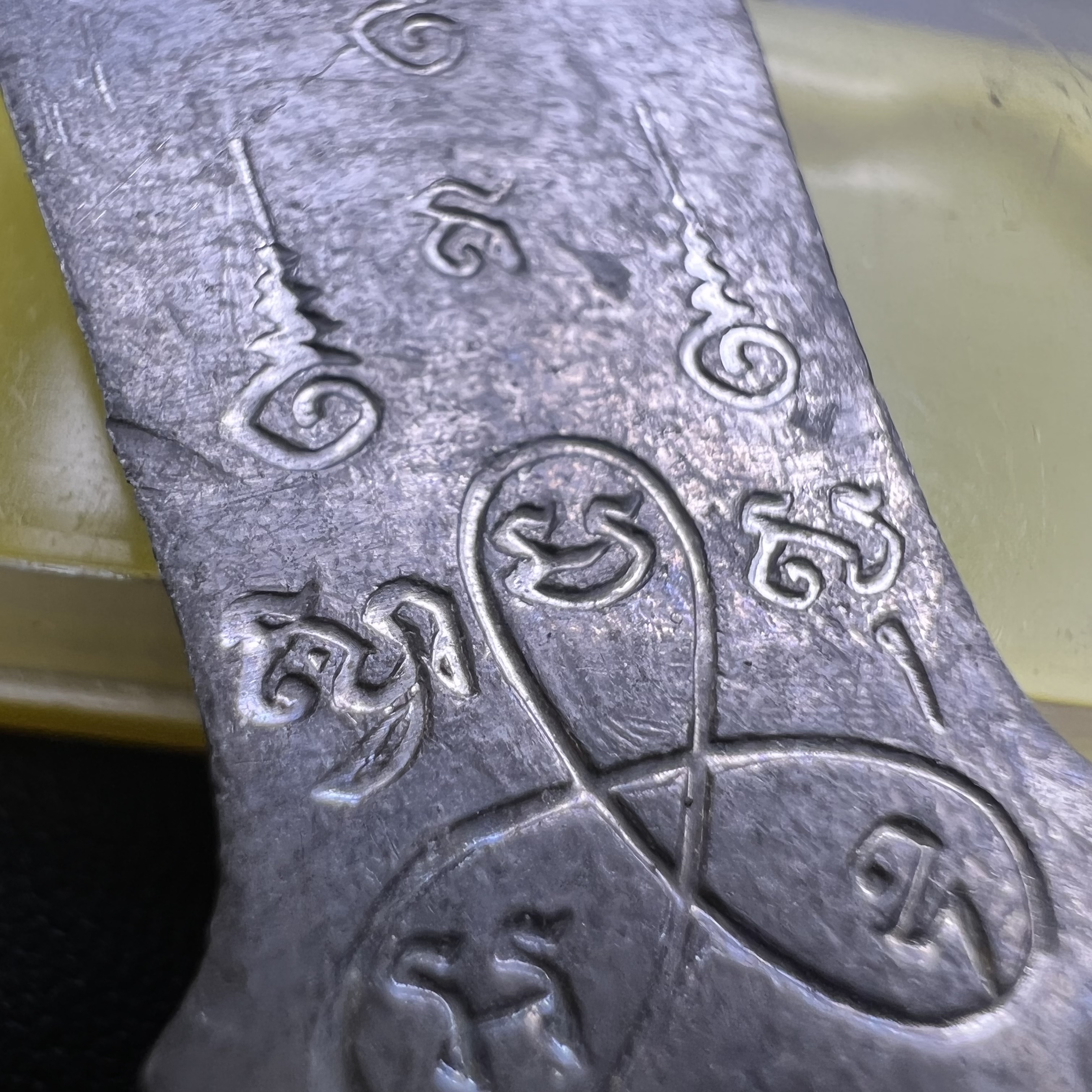 เหรียญพระลีลา 25 พุทธศตวรรษ ปี2500 เนื้อชินดีบุก(พิมพ์หางหงส์ บล็อกมีเขี้ยว)(พระดี พิธีใหญ่ ในหลวง ร.9 เสด็จร่วมพิธี)