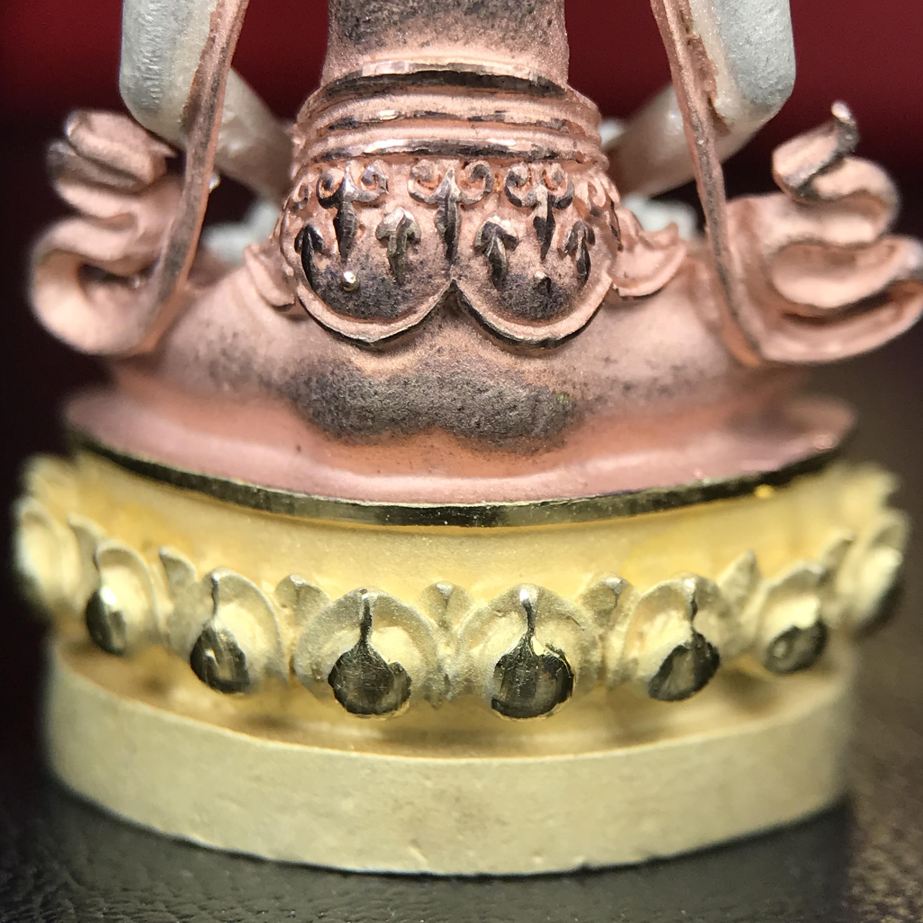 พระกริ่งอวโลกิเตศวร ( เจ้าแม่กวนอิม ) วัดโพธิ์แมนคุณาราม รุ่นอุดมโภคทรัพย์ พ.ศ.2539 เนื้อเงิน 3 กษัตริย์ (องค์พิเศษกรรมการ ฝังเพชรตำแหน่งดวงตาที่สามกลางหน้าผาก 1 เม็ด)(อีกหนึ่งรุ่นยอดนิยม พุทธศิลป์สวยงดงาม)***องค์พิเศษกรรมการฝังเพชร พบเจอน้อยหายากมาก***