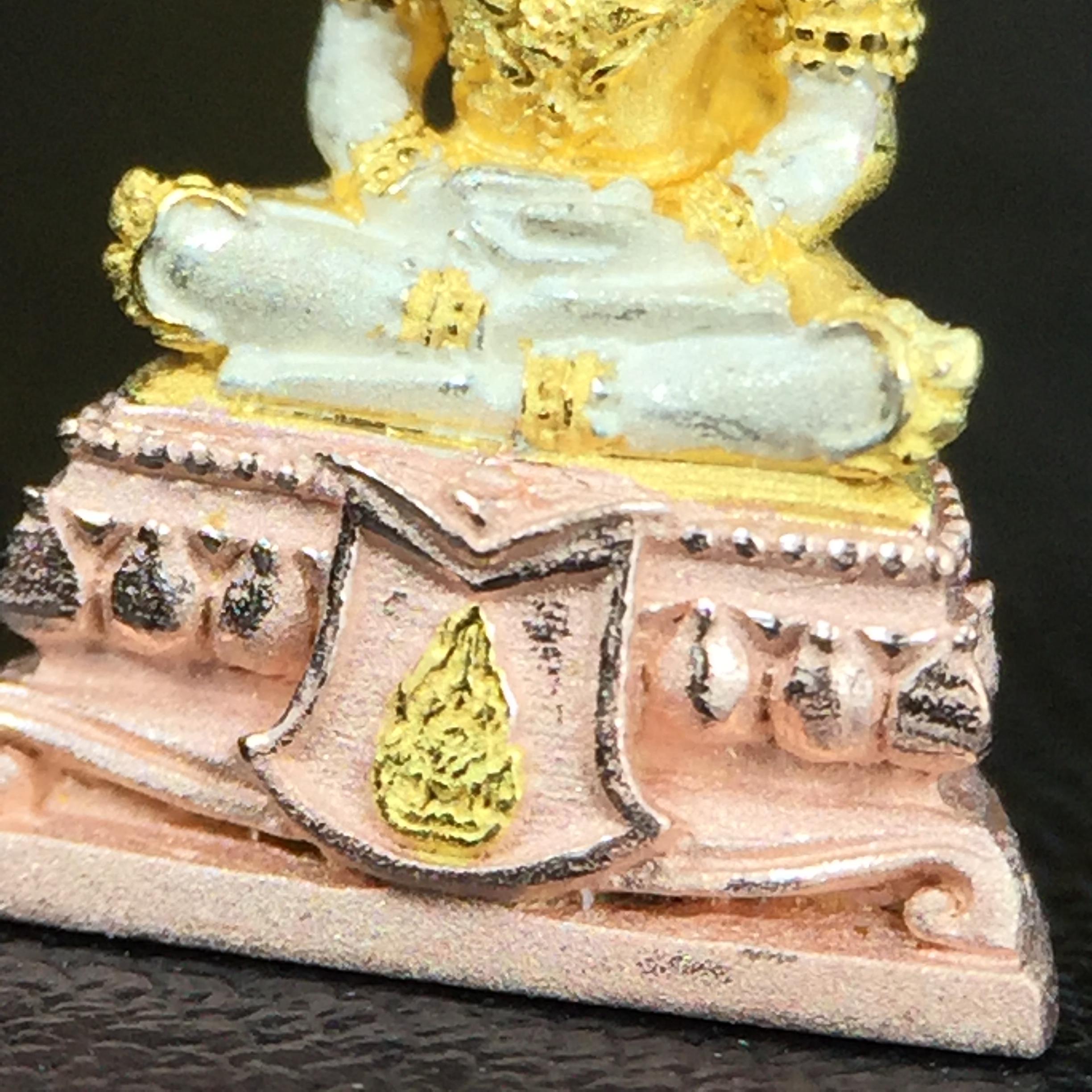 พระแก้วมรกต(จำลอง)ลอยองค์ ขนาดหน้าตัก 1/4 นิ้ว ทรงเครื่องฤดูร้อน เนื้อเงินสามกษัตริย์ ตราสัญลักษณ์ฉลองสิริราชสมบัติครบ 60 ปี พ.ศ.2549(สภาพสวย ครบ สมบูรณ์)