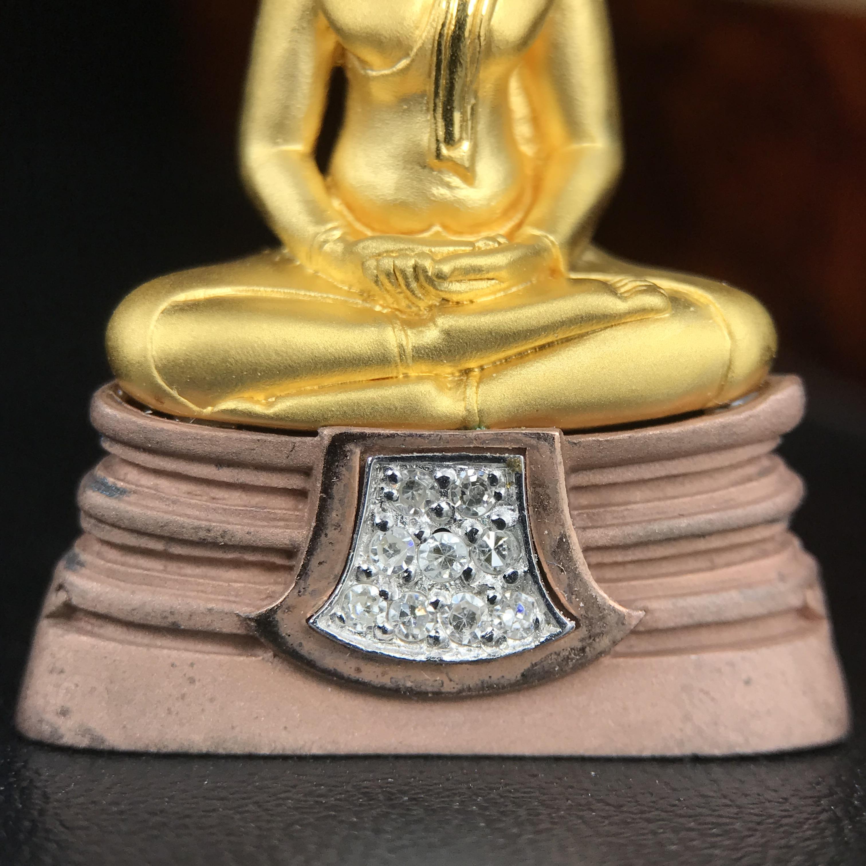 พระพุทธโสธร รุ่นสร้างอุโบสถหลังใหม่ พิธีพุทธาภิเษก ณ อุโบสถวัดโสธรวรารามวรวิหาร 18 พฤศจิกายน พ.ศ.2542 เนื้อสามกษัตริย์ องค์พระทองคำแท้ ฐานนาก ผ้าทิพย์ประดับเพชรแท้ หนักรวม 6.82g ขนาด 2.5x3.5 ซม.(องค์หมายเลข ๒๔๘)(พุธศิลป์สุดงดงาม อีกหนึ่งรุ่นยอดนิยม)หายาก