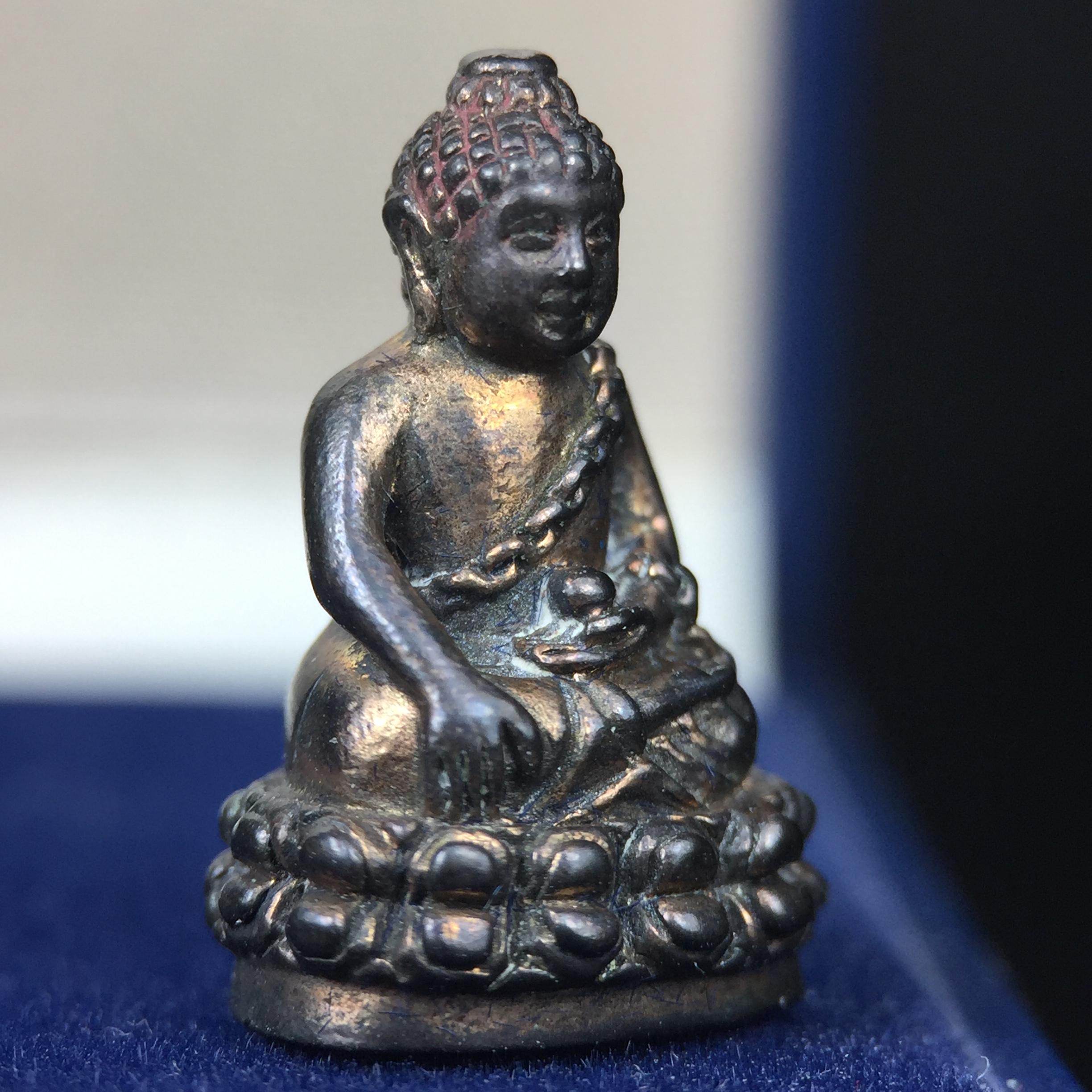 พระกริ่งพุทธอุดมสมบูรณ์(พระปุ้มปุ้ย)รุ่นแรก เนื้อนวโลหะเต็มสูตร วัดบวรนิเวศวิหาร ปี2535 แขวนบูชาไม่มีอดอยาก มีความอุดมสมบูรณ์สมตามลักษณะและมงคลนามตามชื่อ ตามปรารถนา(1ใน2000องค์)หายาก