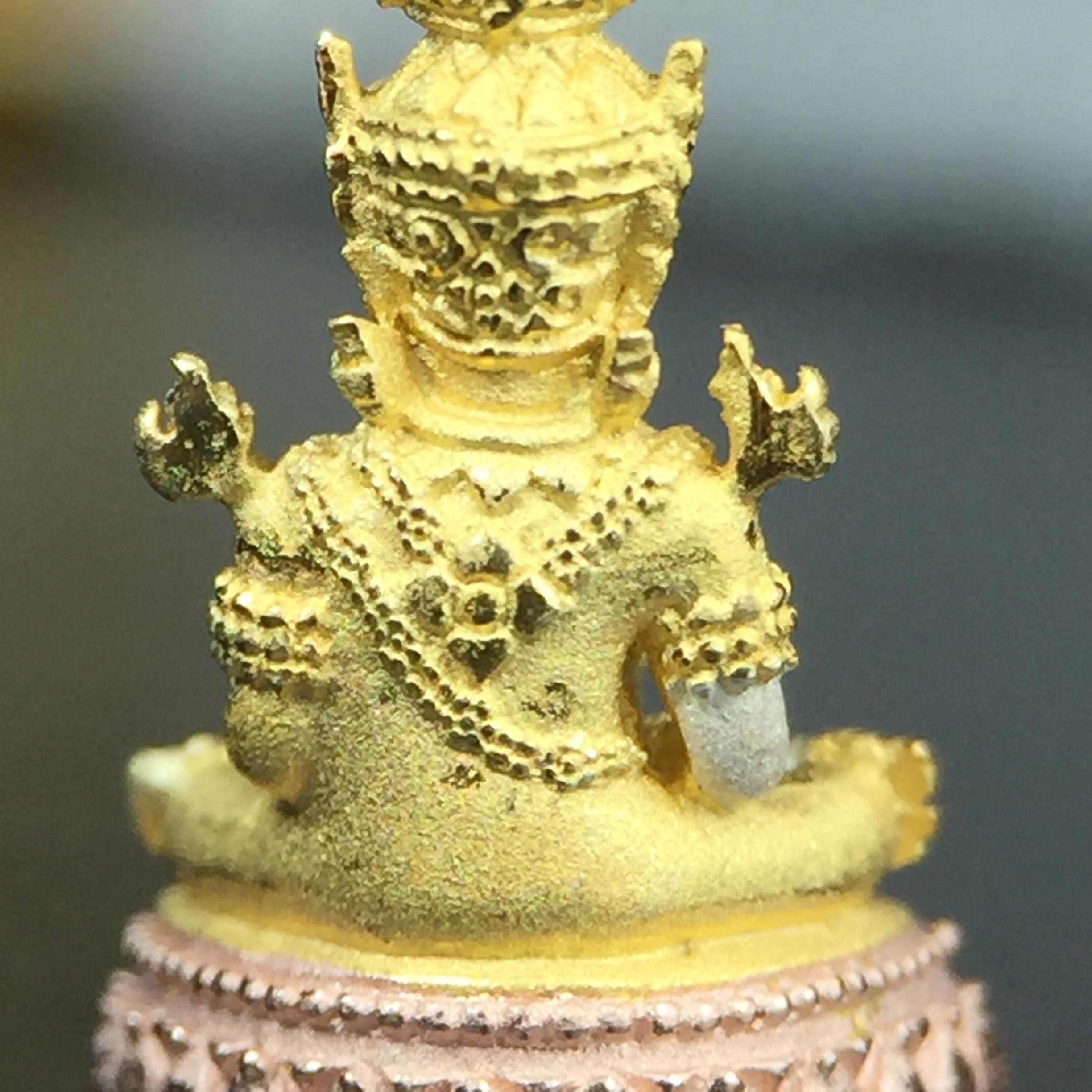 พระแก้วมรกต(จำลอง)ลอยองค์ ขนาดหน้าตัก 1/4 นิ้ว ทรงเครื่องฤดูร้อน เนื้อเงินสามกษัตริย์ ตราสัญลักษณ์ฉลองสิริราชสมบัติครบ 60 ปี พ.ศ.2549(สภาพสวย ครบ สมบูรณ์)