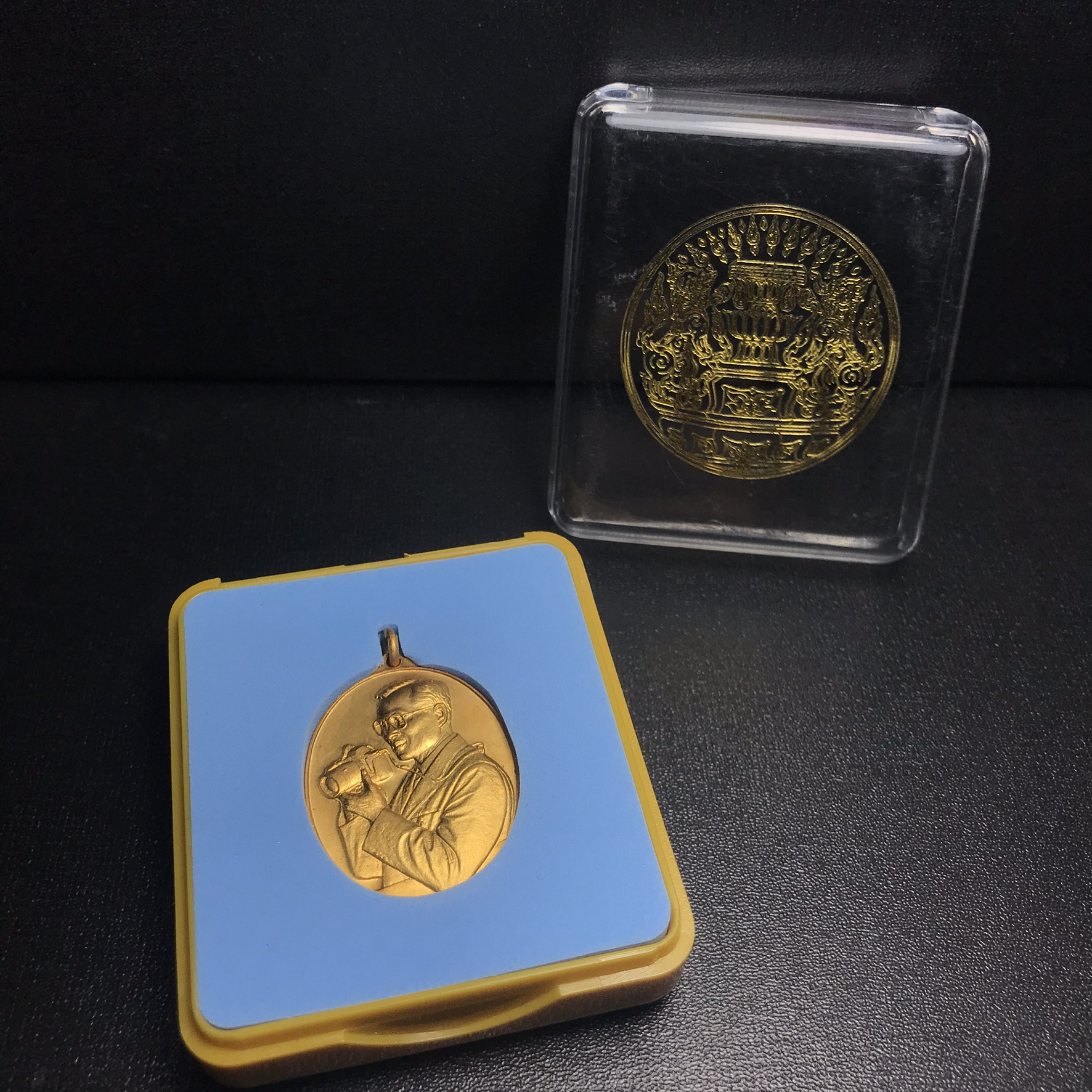 เหรียญในหลวงทรงกล้อง สำนักนายกรัฐมนตรีจัดสร้าง พร้อมเข็มที่ระลึก พ.ศ.2542 กล่องเดิม