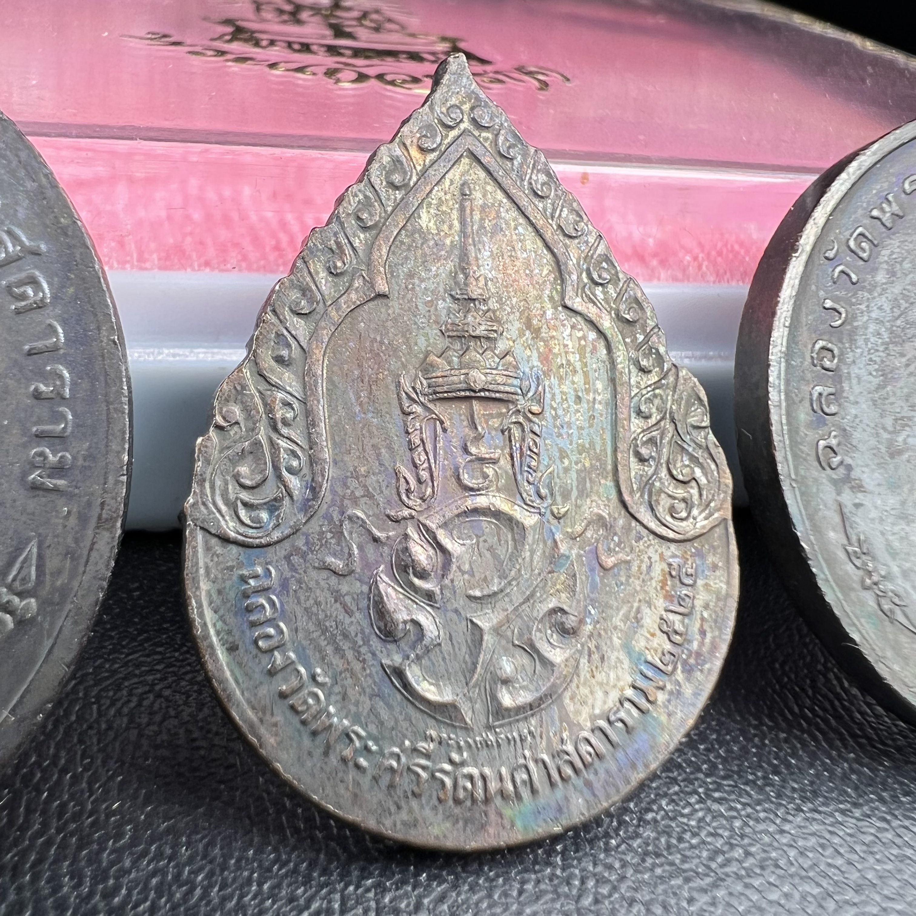 เหรียญพระแก้วมรกตหลัง ภปร. ฉลองกรุงรัตนโกสินทร์ครบ 200 ปี พ.ศ.2525 เนื้อทองแดงกล่องบรรจุเดิมครบ3พิมพ์(บล็อกพระราชศรัธา)(ในหลวงรัชกาลที่9 เสด็จในพิธี)